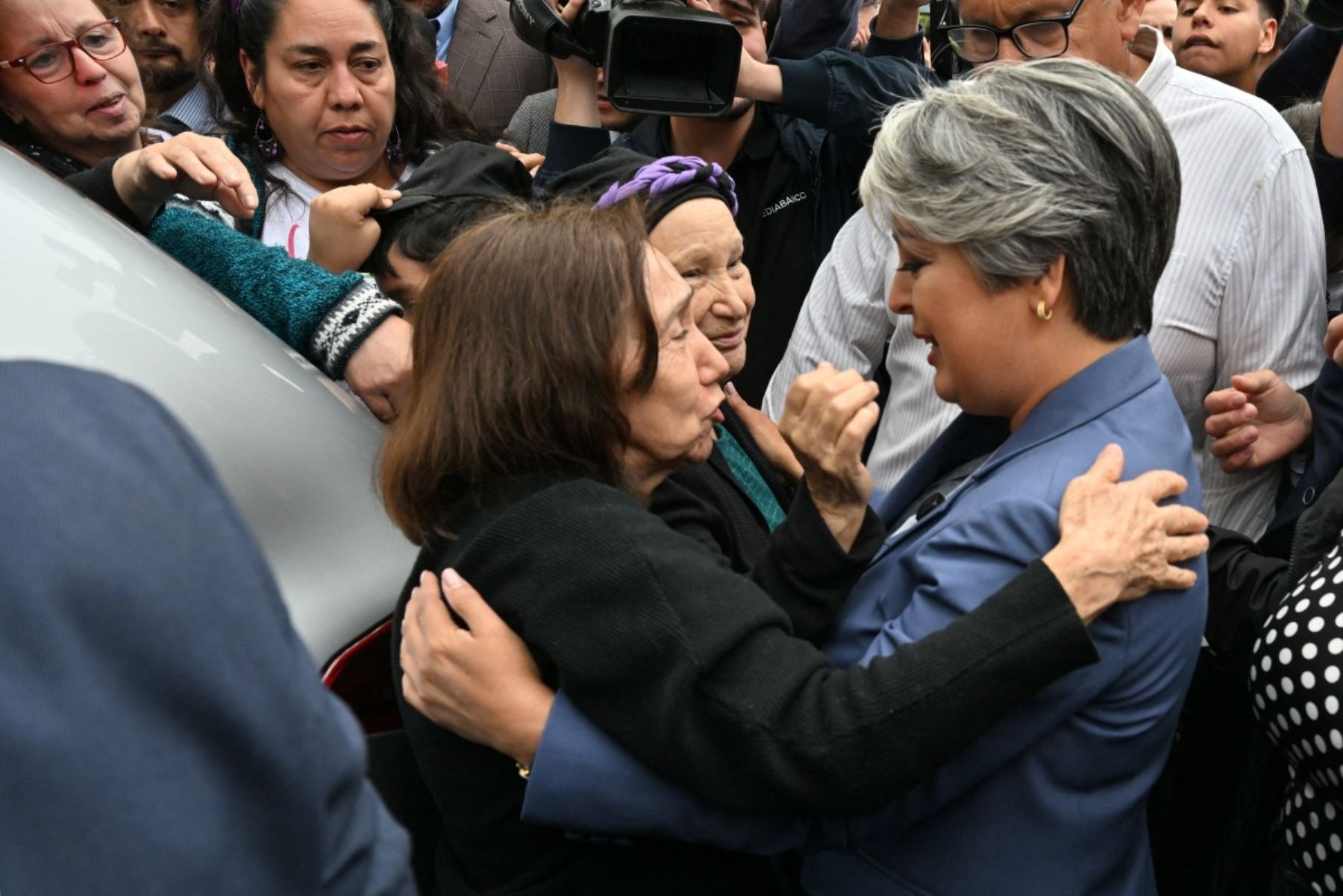 La candidata presidencial de Chile, Jeannette Jara (derecha), de la coalición Unidad por Chile, saluda a los partidarios mientras se va después de emitir su voto durante la segunda vuelta de las elecciones presidenciales en Santiago el 14 de diciembre de 2025. Foto: AFP