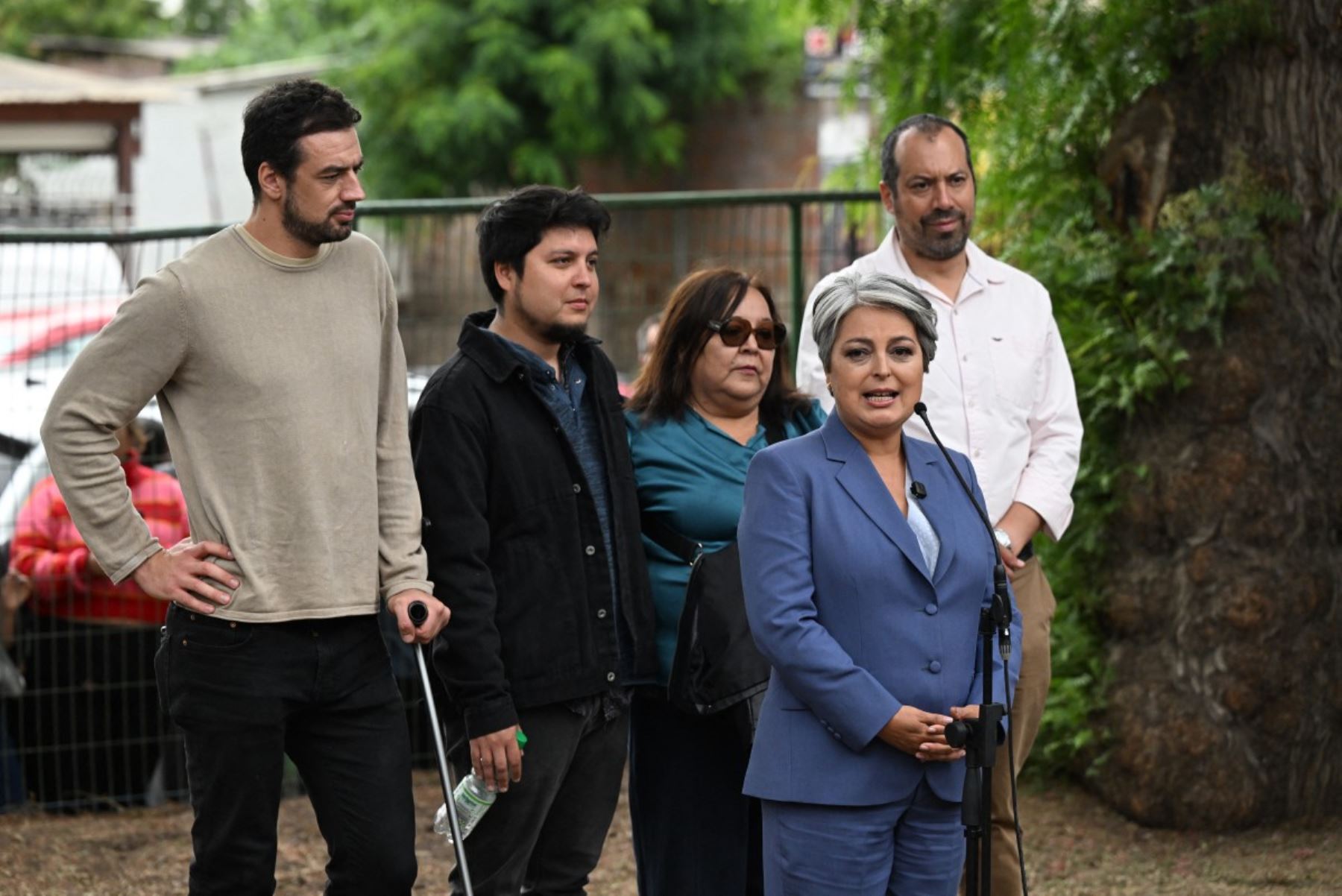 La candidata presidencial de Chile, Jeannette Jara, de la coalición Unidad por Chile, habla fuera de un colegio electoral después de emitir su voto durante la segunda vuelta de las elecciones presidenciales en Santiago el 14 de diciembre de 2025. Foto: AFP