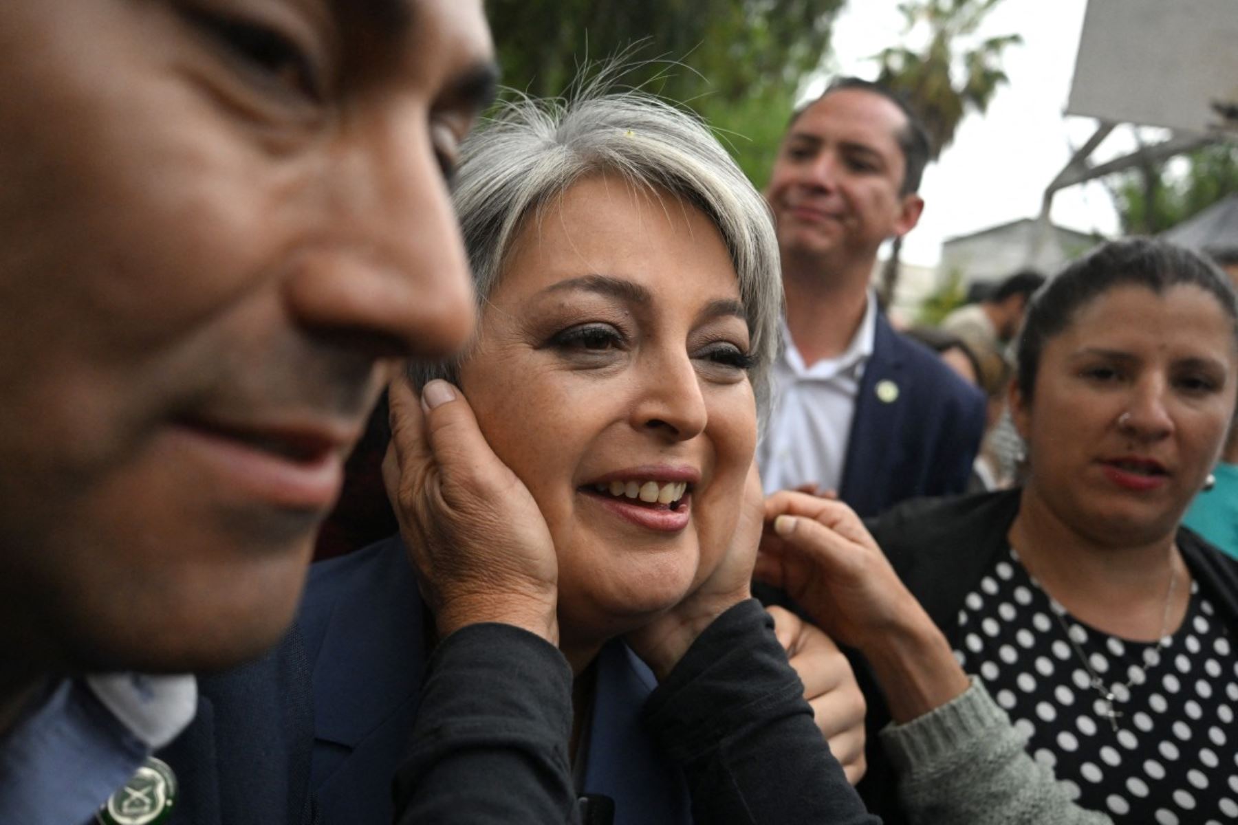 La candidata presidencial de Chile, Jeannette Jara (C), de la coalición Unidad por Chile, saluda a los partidarios mientras se va después de emitir su voto durante la segunda vuelta de las elecciones presidenciales en Santiago el 14 de diciembre de 2025. Foto: AFP