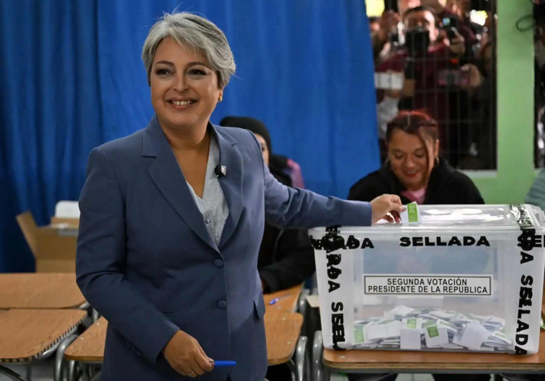 La candidata presidencial de Chile, Jeannette Jara, de la coalición Unidad por Chile, emite su voto durante la segunda vuelta de las elecciones presidenciales en Santiago el 14 de diciembre de 2025. Los chilenos se dirigen a las urnas para una resección presidencial entre Jeannette Jara, una comunista respaldada por una amplia coalición de izquierda, y José Antonio Kast, un devoto político de extrema derecha que promete una línea dura en seguridad y migración. (Foto de RODRIGO ARANGUA / AFP)