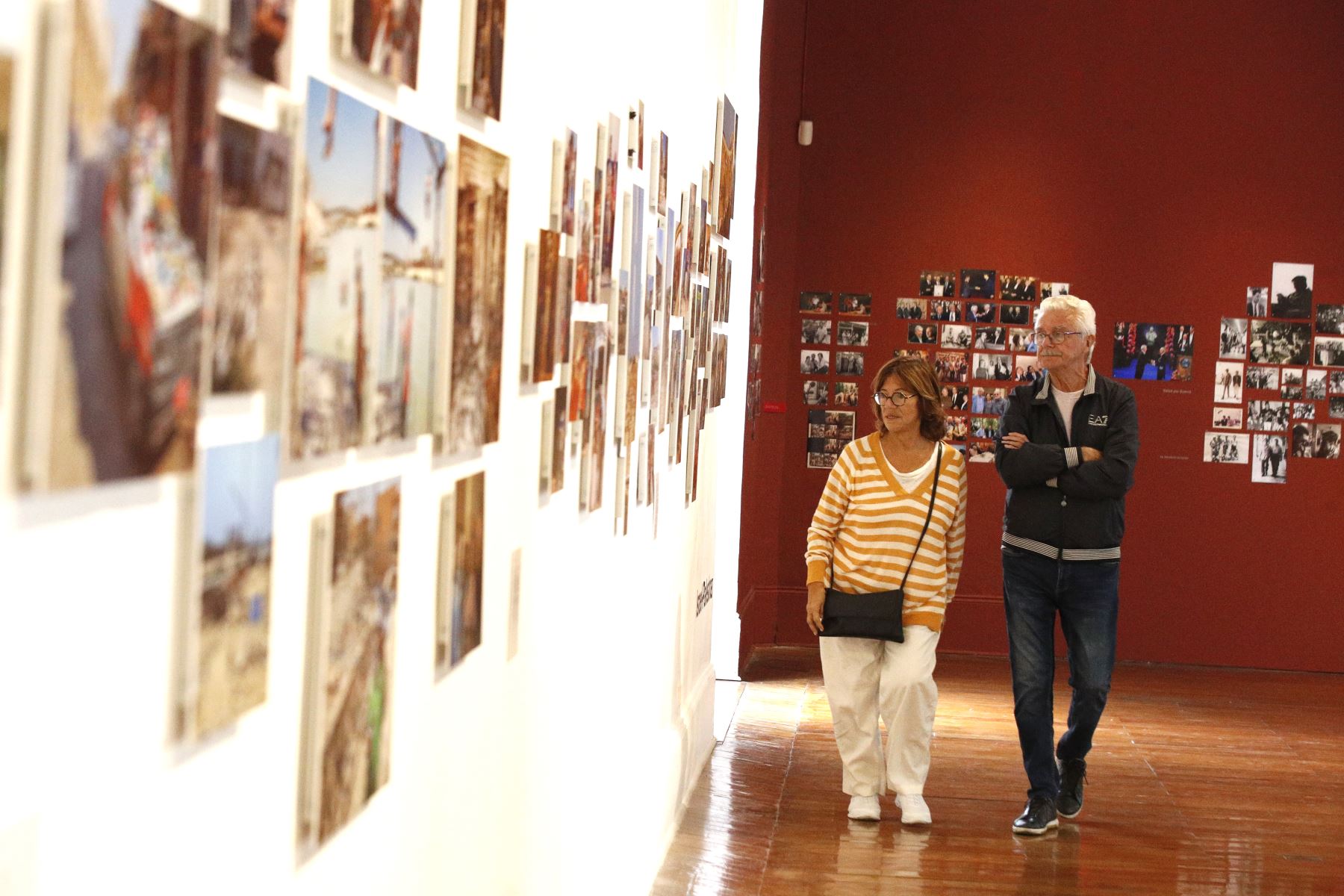 Exposición fotográfica denominado " Varguitas, la verdad de las mentiras " se exhibe en el Centro Cultural Inca Garcilaso del Centro de Lima. Las imágenes que se muestran, son del archivo familiar y de autoría de Morgana Vargas Llosa, hija del laureado escritor.
foto: ANDINA/ Eddy Ramos