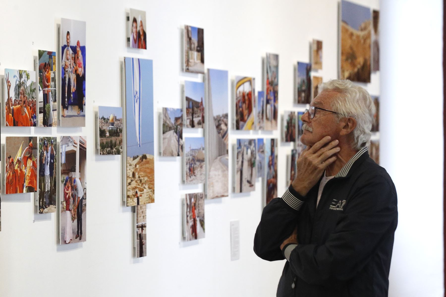 Un trabajo introspectivo de memoria y recuerdos, es el punto de partida de Morgana Vargas Llosa, hija del escritor Mario Vargas Llosa. Las imágenes que se muestran, es un recorrido  de diversos viajes realizado entre padre e hija, visita a lugares tan remotos como Irak, Israel, Bretaña, Palestina y Arequipa, siempre tras las huellas de Paul Gauguin y Flora Tristán, una forma de entender a los referentes del laureado escritor.
Foto: ANDINA/ Eddy Ramos