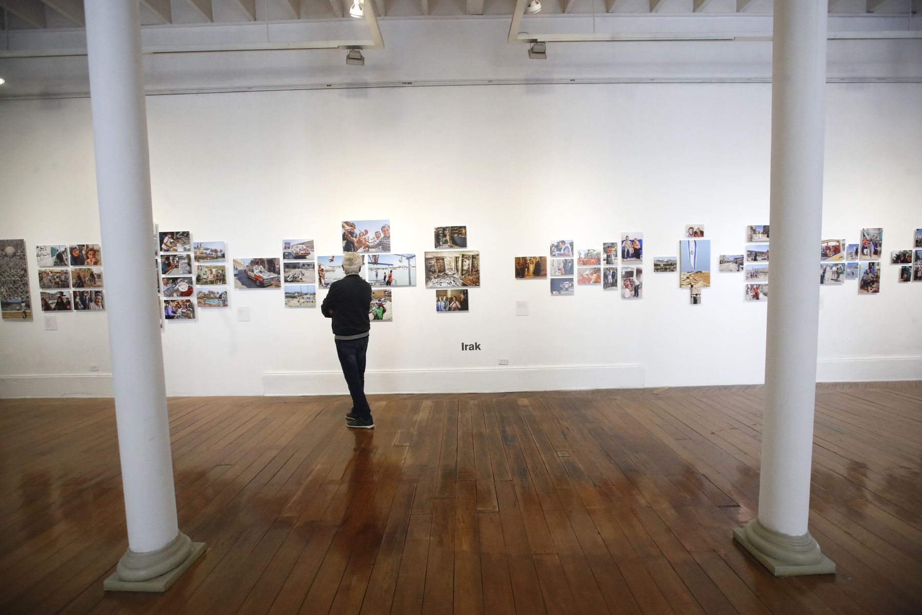 Un trabajo introspectivo de memoria y recuerdos, es el punto de partida de Morgana Vargas Llosa, hija del escritor Mario Vargas Llosa. Las imágenes que se muestran, es un recorrido  de diversos viajes realizado entre padre e hija, visita a lugares tan remotos como Irak, Israel, Bretaña, Palestina y Arequipa, siempre tras las huellas de Paul Gauguin y Flora Tristán, una forma de entender a los referentes del laureado escritor.
Foto: ANDINA/ Eddy Ramos