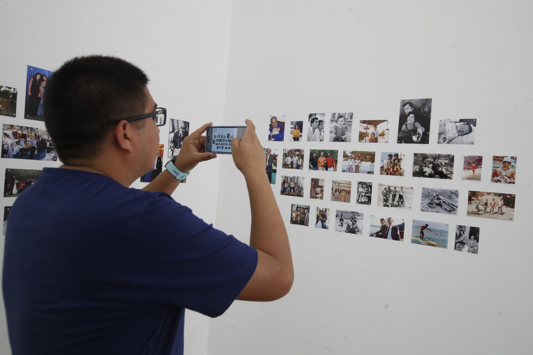 Un trabajo introspectivo de memoria y recuerdos, es el punto de partida de Morgana Vargas Llosa, hija del escritor Mario Vargas Llosa. Las imágenes que se muestran, es un recorrido  de diversos viajes realizado entre padre e hija, visita a lugares tan remotos como Irak, Israel, Bretaña, Palestina y Arequipa, siempre tras las huellas de Paul Gauguin y Flora Tristán, una forma de entender a los referentes del laureado escritor.
Foto: ANDINA/ Eddy Ramos