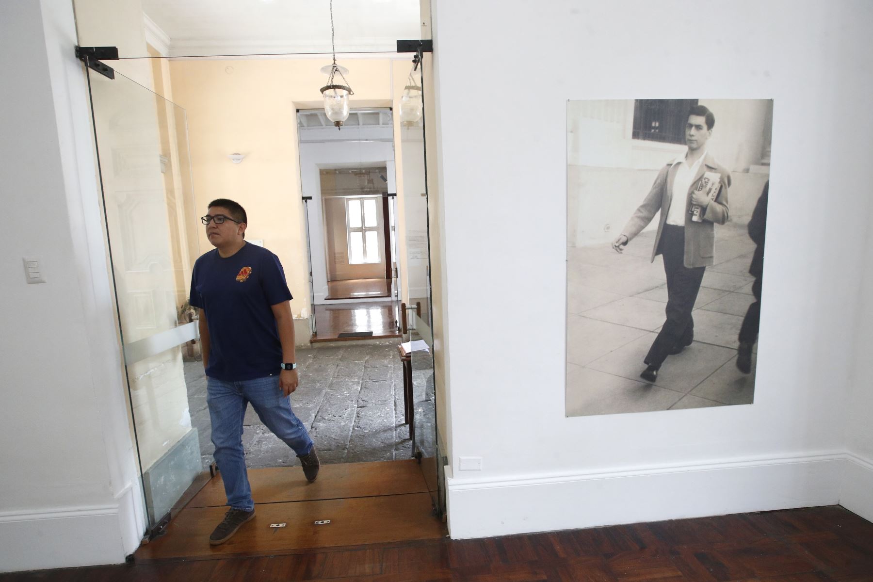 Un trabajo introspectivo de memoria y recuerdos, es el punto de partida de Morgana Vargas Llosa, hija del escritor Mario Vargas Llosa. Las imágenes que se muestran, es un recorrido  de diversos viajes realizado entre padre e hija, visita a lugares tan remotos como Irak, Israel, Bretaña, Palestina y Arequipa, siempre tras las huellas de Paul Gauguin y Flora Tristán, una forma de entender a los referentes del laureado escritor.
Foto: ANDINA/ Eddy Ramos