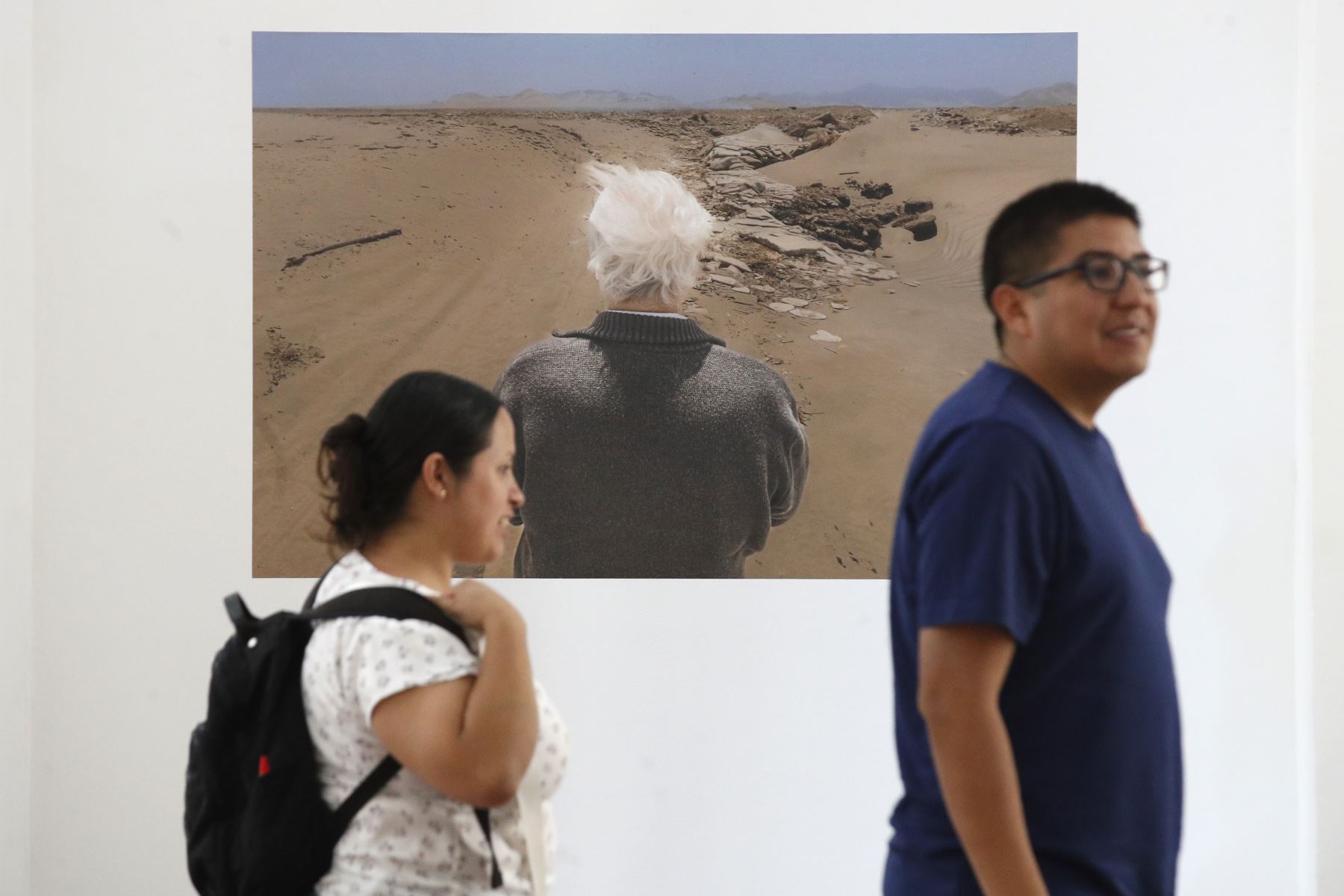 Un trabajo introspectivo de memoria y recuerdos, es el punto de partida de Morgana Vargas Llosa, hija del escritor Mario Vargas Llosa. Las imágenes que se muestran, es un recorrido  de diversos viajes realizado entre padre e hija, visita a lugares tan remotos como Irak, Israel, Bretaña, Palestina y Arequipa, siempre tras las huellas de Paul Gauguin y Flora Tristán, una forma de entender a los referentes del laureado escritor.
Foto: ANDINA/ Eddy Ramos