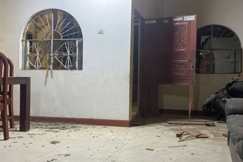 Los daños fueron graves por el socavón que dejó en ventanas y puertas de la vivienda, cuyo dueño es René Rujel Marchán; y en las casas vecinas.