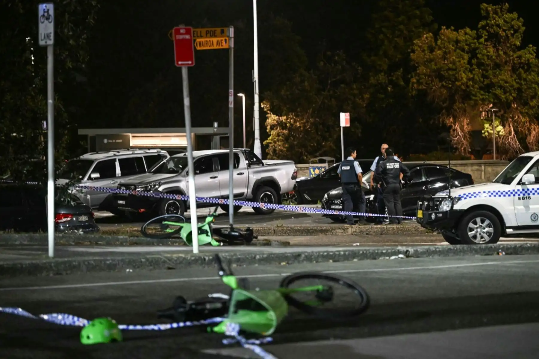 La policía trabaja en la escena después de un tiroteo en Bondi Beach en Sydney el 14 de diciembre de 2025. Dos hombres armados abrieron fuego en Bondi Beach en Sydney el 14 de diciembre, matando a 11 personas e hiriendo a varias más en un "incidente terrorista" durante una reunión para el festival judío de Hanukkah. (Foto de Saeed KHAN / AFP)