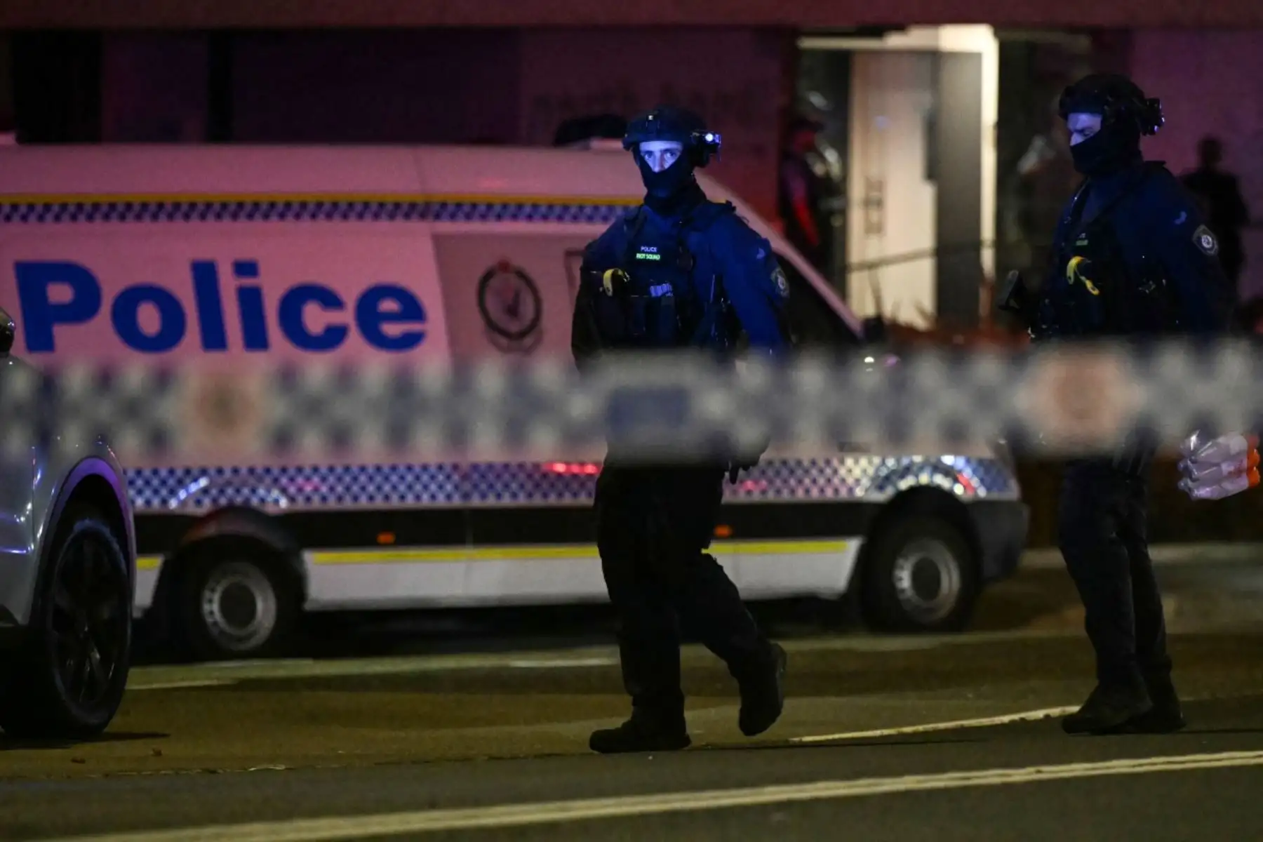 La policía trabaja en la escena después de un tiroteo en Bondi Beach en Sydney el 14 de diciembre de 2025. Dos hombres armados abrieron fuego en Bondi Beach en Sydney el 14 de diciembre, matando a 11 personas e hiriendo a varias más en un "incidente terrorista" durante una reunión para el festival judío de Hanukkah. (Foto de Saeed KHAN / AFP)