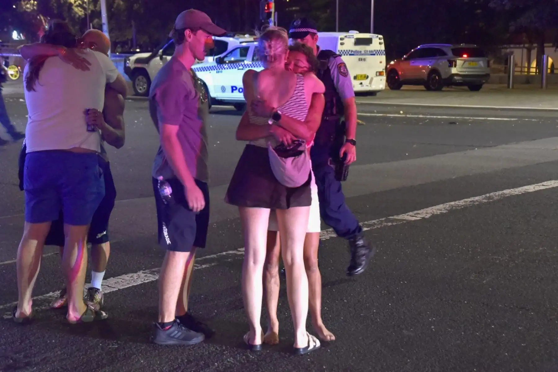 La gente reacciona después de un tiroteo en la playa de Bondi en Sydney el 14 de diciembre de 2025. Toallas, bolsas y cochecitos de bebé ensuciaron la playa Bondi de Sydney el 14 de diciembre, las desgarradoras secuelas del peor tiroteo masivo del país en años. Foto: AFP