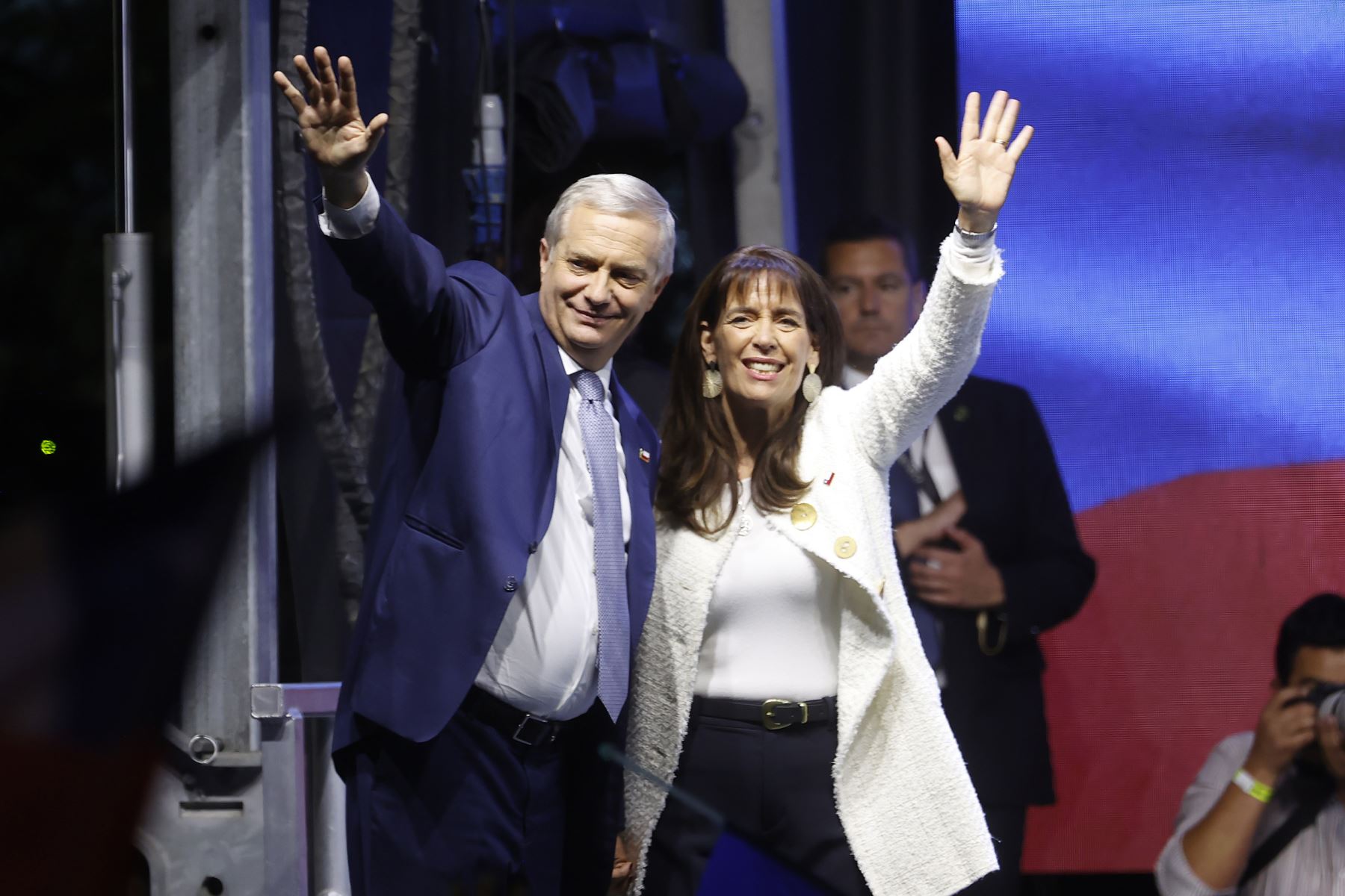 El candidato a la Presidencia de Chile por el Partido Republicano y Social Cristiano, José Antonio Kast, saluda junto a su esposa, Pía Adriasola, tras ganar la segunda vuelta de las elecciones presidenciales este domingo, en Santiago (Chile). 
Foto: ANDINA/EFE