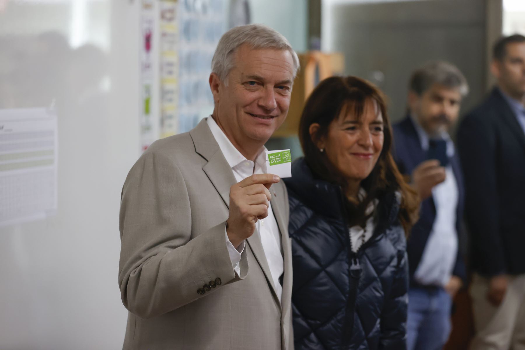 El candidato a la Presidencia de Chile por el Partido Republicano y Social Cristiano, José Antonio Kast, muestra su voto junto a su esposa María Pía Adriasola este domingo, durante la segunda vuelta presidencial en Chile en Paine (Chile). Foto: ANDINA/ EFE