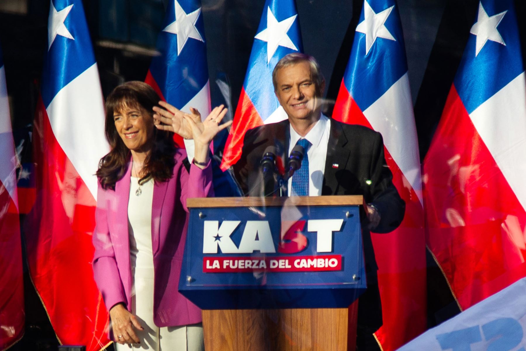 El candidato a la Presidencia de Chile por el Partido Republicano y Social Cristiano, José Antonio Kast, habla junto a su esposa María Pía Adriasola en el cierre de su campaña este jueves, en Temuco (Chile). Foto: ANDINA/ EFE