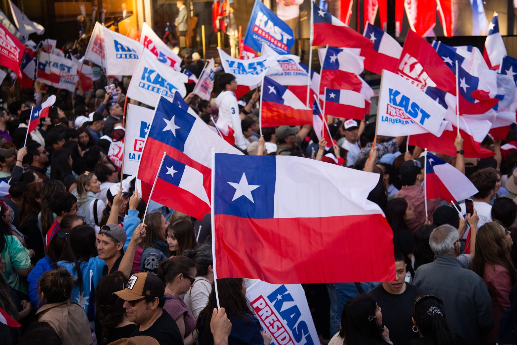 Simpatizantes del candidato a la Presidencia de Chile por el Partido Republicano y Social Cristiano, José Antonio Kast, asisten al cierre de campaña este jueves, en Temuco(Chile). Foto: ANDINA/ EFE