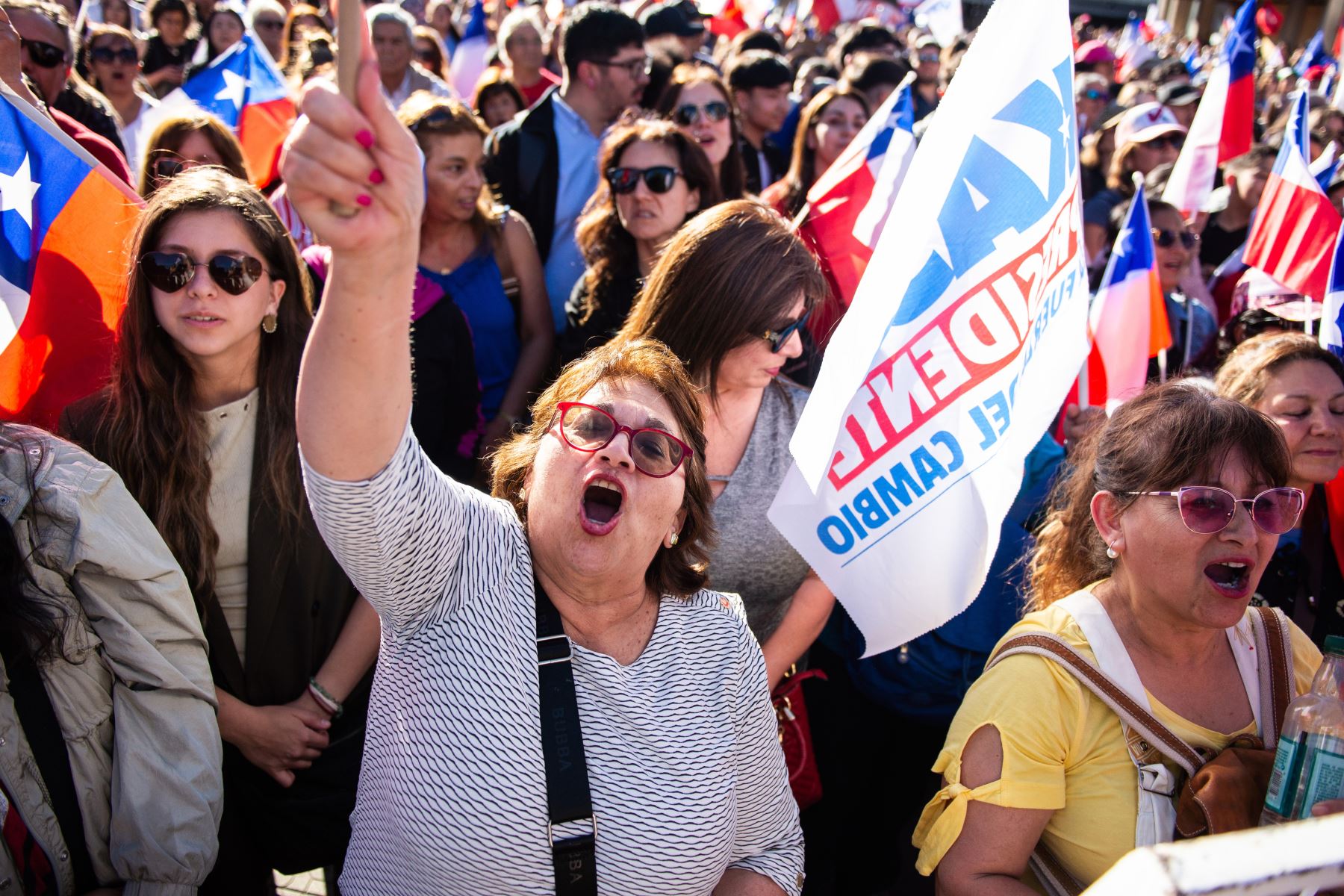 Simpatizantes del candidato a la Presidencia de Chile por el Partido Republicano y Social Cristiano, José Antonio Kast, asisten al cierre de campaña este jueves, en Temuco(Chile). Foto: ANDINA/EFE