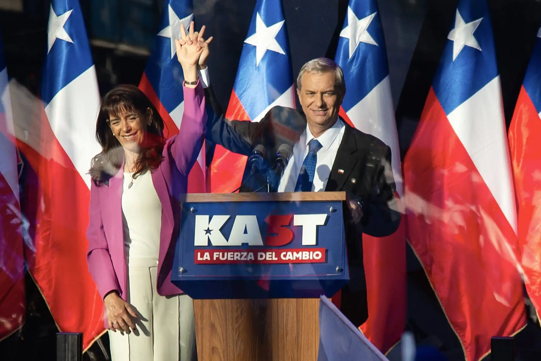 El candidato a la Presidencia de Chile por el Partido Republicano y Social Cristiano, José Antonio Kast, saluda junto a su esposa María Pía Adriasola en el cierre de su campaña este jueves, en Temuco (Chile). Foto: ANDINA/EFE