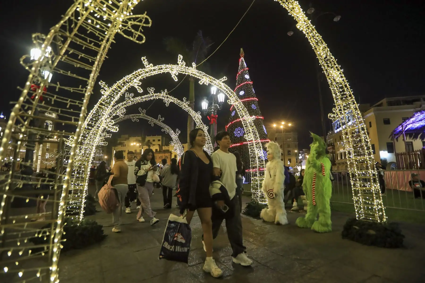 Luces, nacimientos y espacios públicos intervenidos con motivos navideños evidencian el entusiasmo de los limeños por mantener vivas las tradiciones y compartir el espíritu festivo en distintos puntos de la ciudad. Foto: ANDINA/Ricardo Cuba