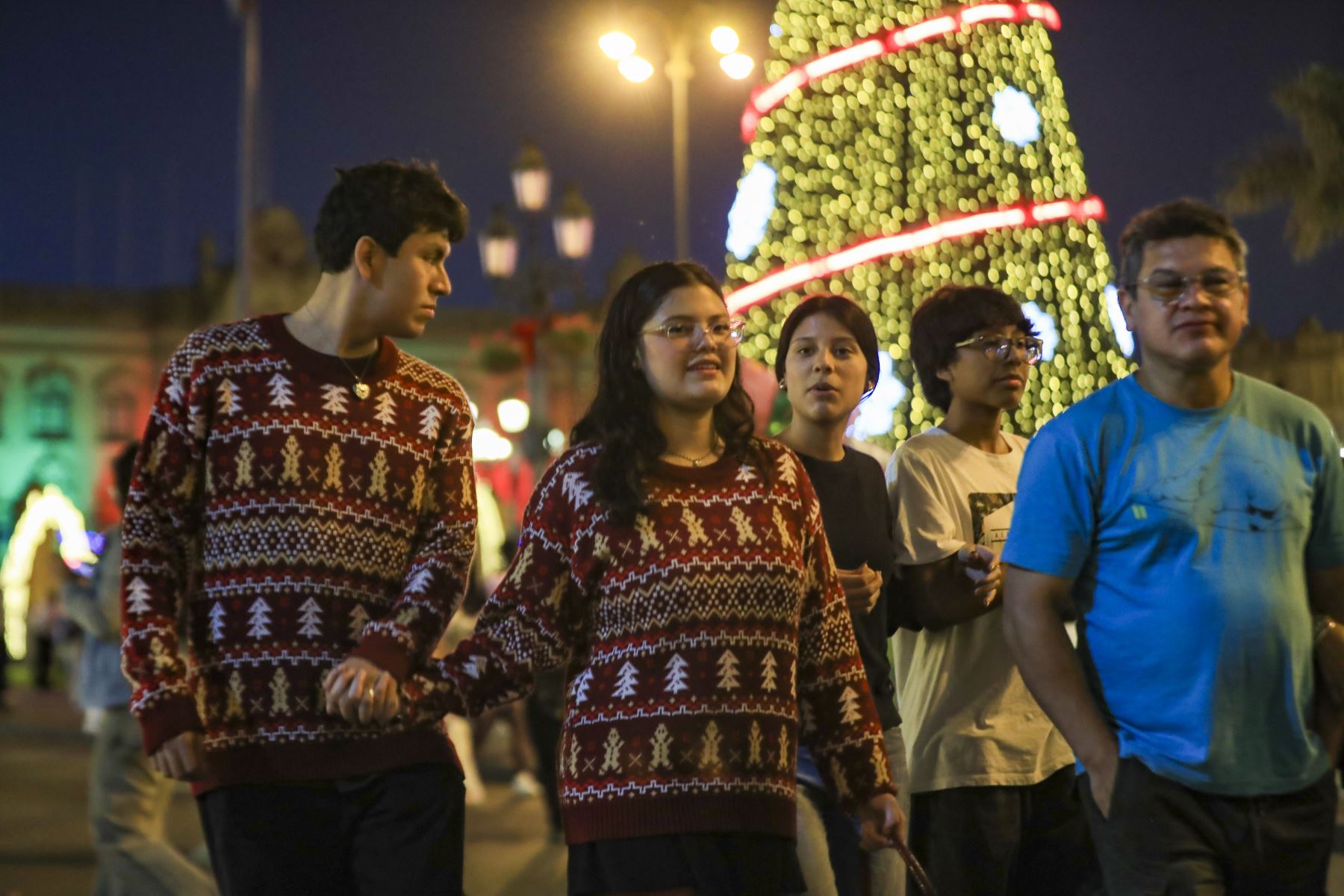 Muchas personas llegan hasta la Plaza de Mayor de Lima para fotografiarse con el gran árbol navideño. Foto: ANDINA/Ricardo Cuba