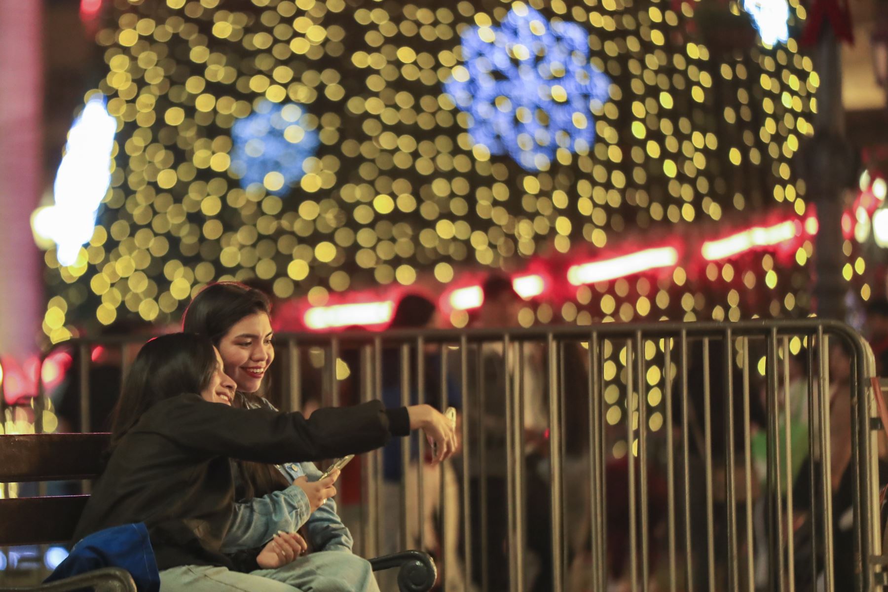 Muchas personas llegan hasta la Plaza de Mayor de Lima para fotografiarse con el gran árbol navideño. Foto: ANDINA/Ricardo Cuba