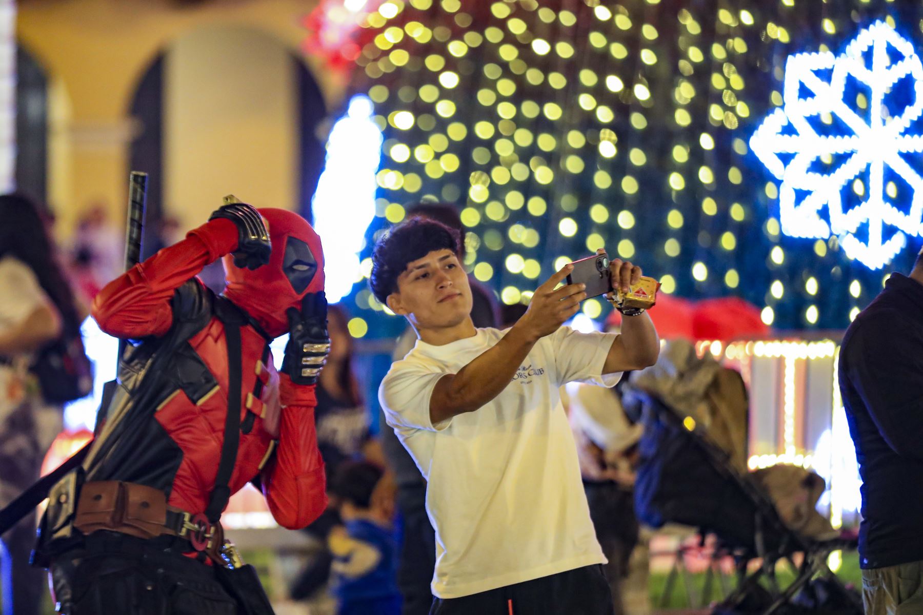 Parejas, familias y amigos llegan a la Plaza Mayor de Lima para fotografiarse en el decorado navideño y llevarse lindos recuerdos. Foto: ANDINA/Ricardo Cuba