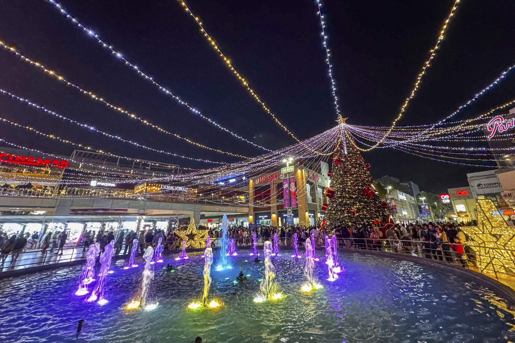 El árbol de navidad del Mega Plaza, en Los Olivos, se ilumina con miles de luces de colores creando un ambiente mágico y festivo.  Foto: ANDINA/Ricardo Cuba