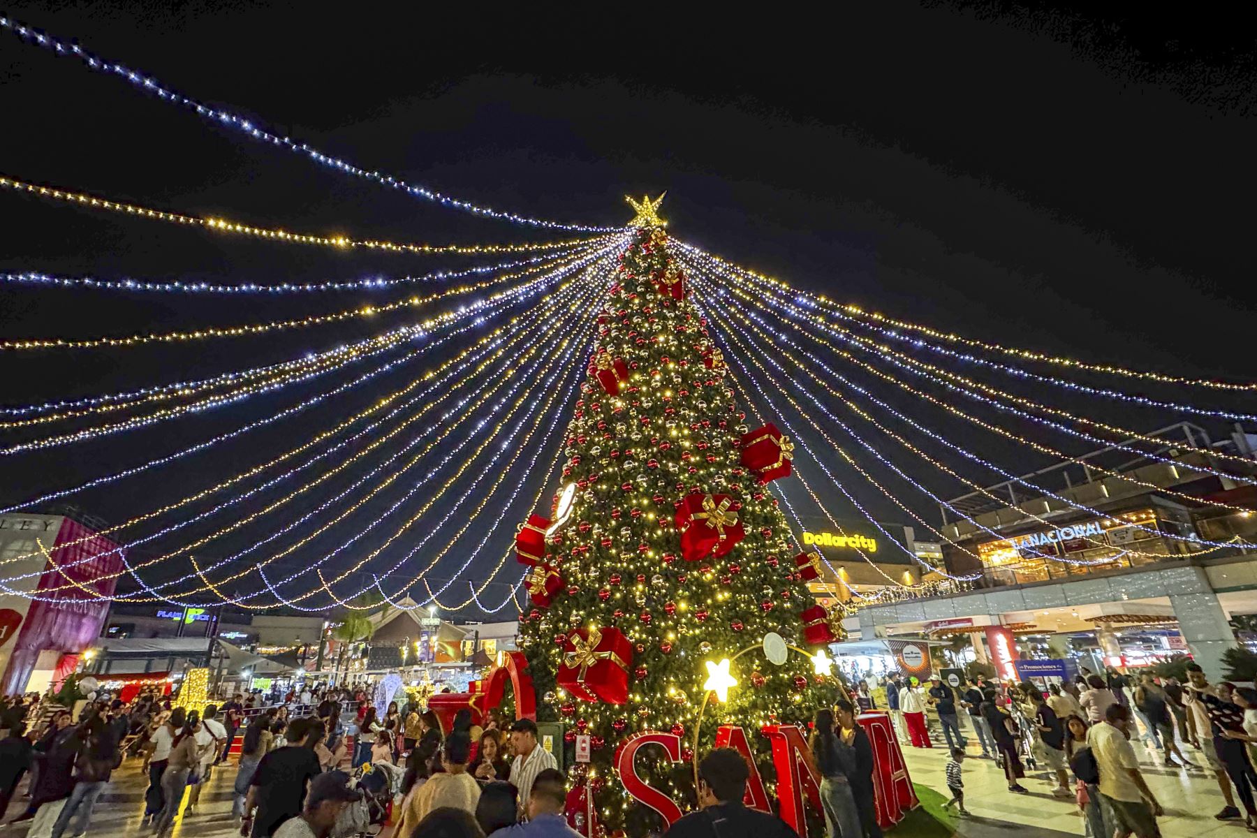 El árbol de navidad del Mega Plaza, en Los Olivos, se ilumina con miles de luces de colores creando un ambiente mágico y festivo.  Foto: ANDINA/Ricardo Cuba