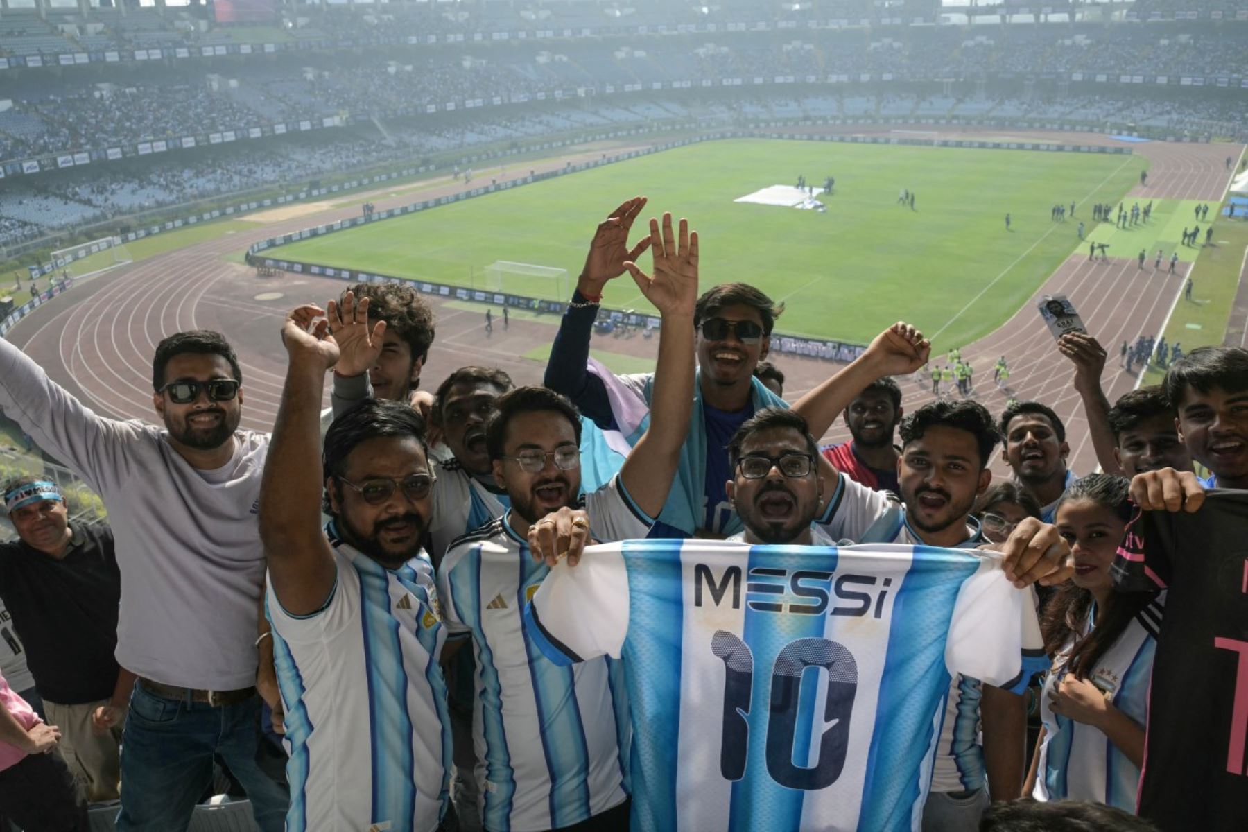 Los fanáticos de la estrella del fútbol argentino Lionel Messi animan desde las gradas antes de su llegada durante el GOAT India Tour 2025 en el Salt Lake Stadium en Calcuta . Foto: AFP