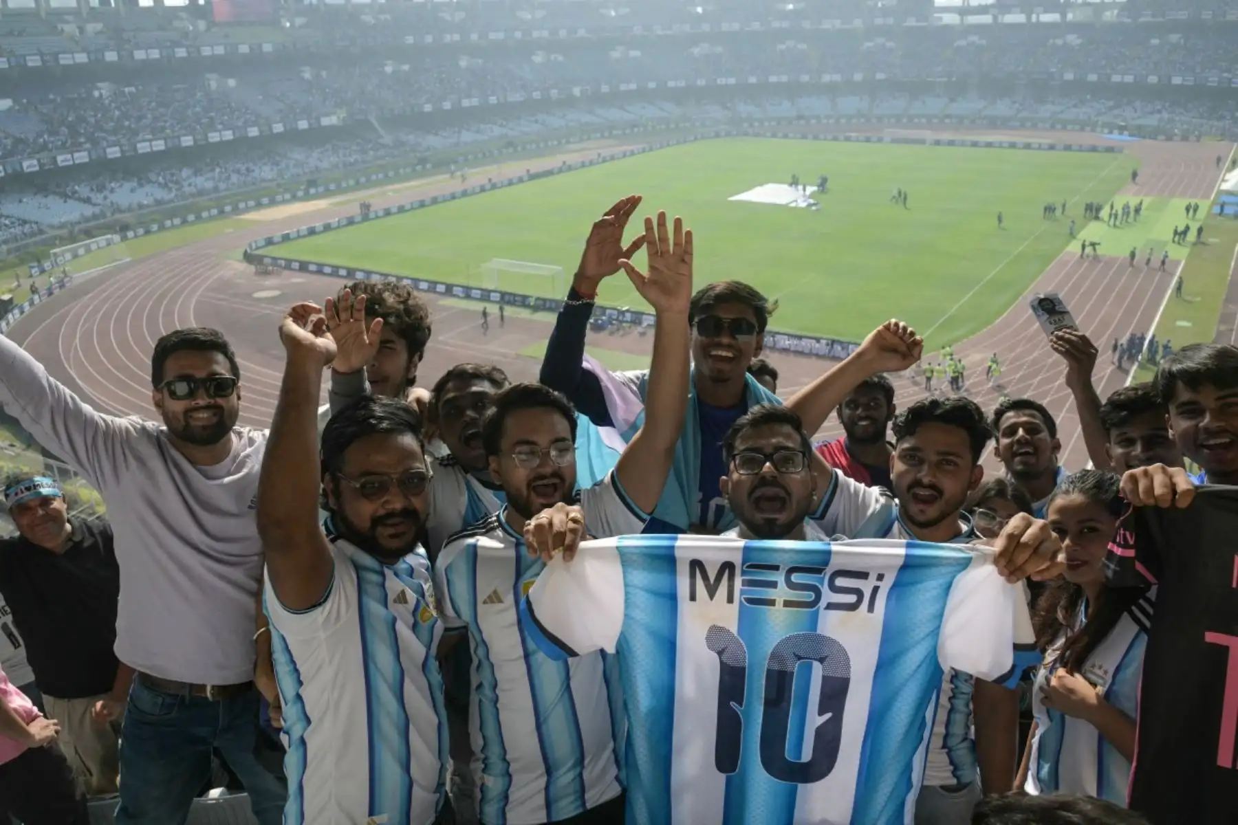 Los fanáticos de la estrella del fútbol argentino Lionel Messi animan desde las gradas antes de su llegada durante el GOAT India Tour 2025 en el Salt Lake Stadium en Calcuta . Foto: AFP