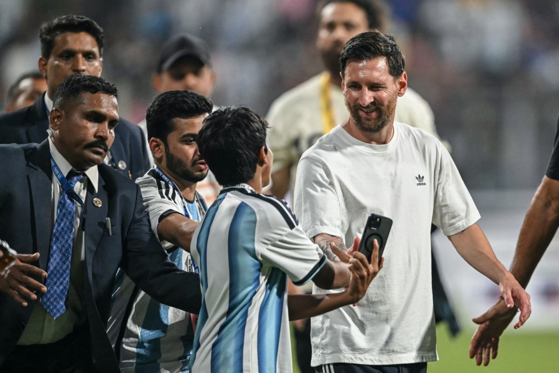El futbolista argentino Lionel Messi  interactúa con un joven fanático durante su Tour GOAT en el Estadio Wankhede en Mumbai. AFP
