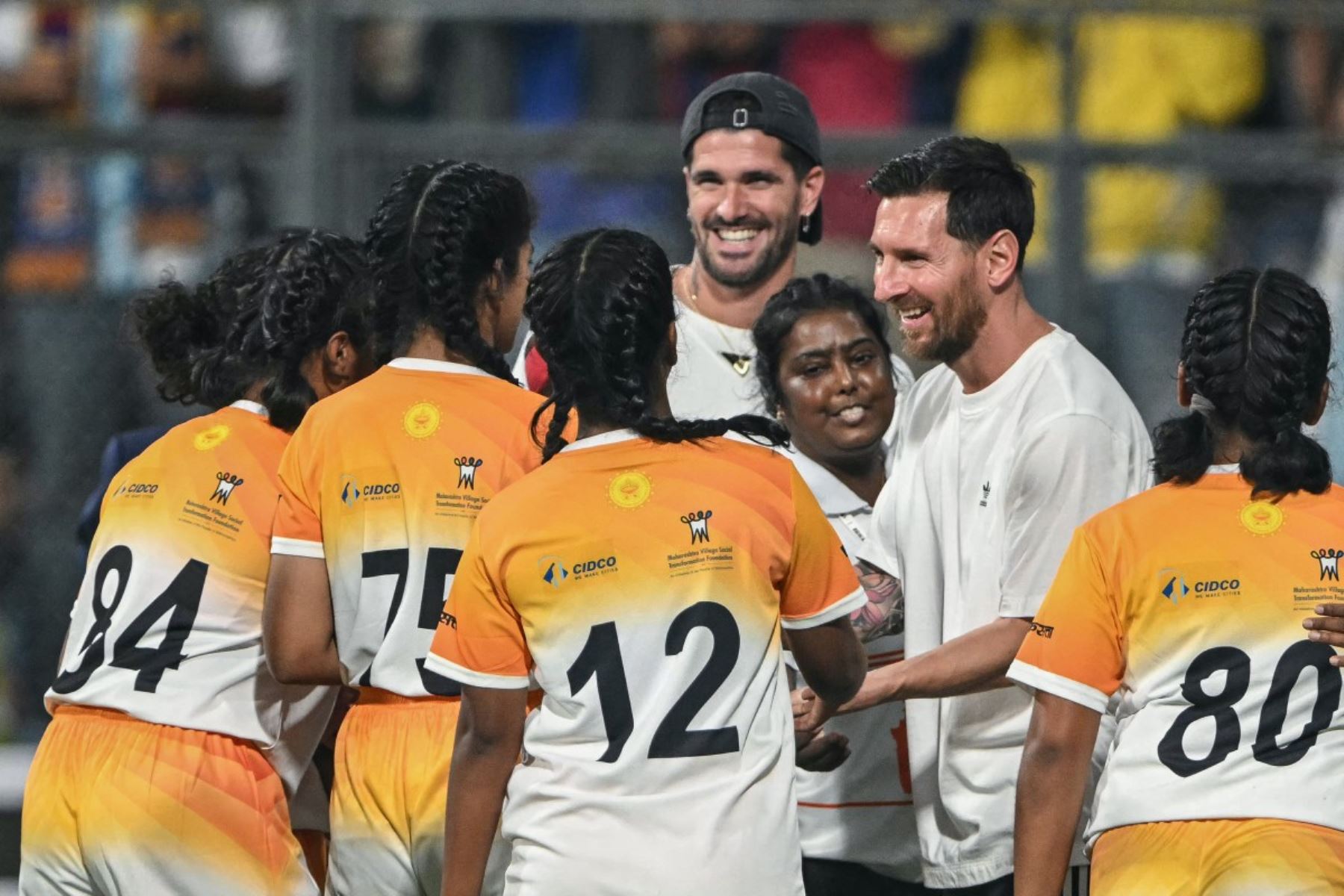 Los futbolistas argentinos Lionel Messi  y Rodrigo De Paul interactúan con niños durante el Messi