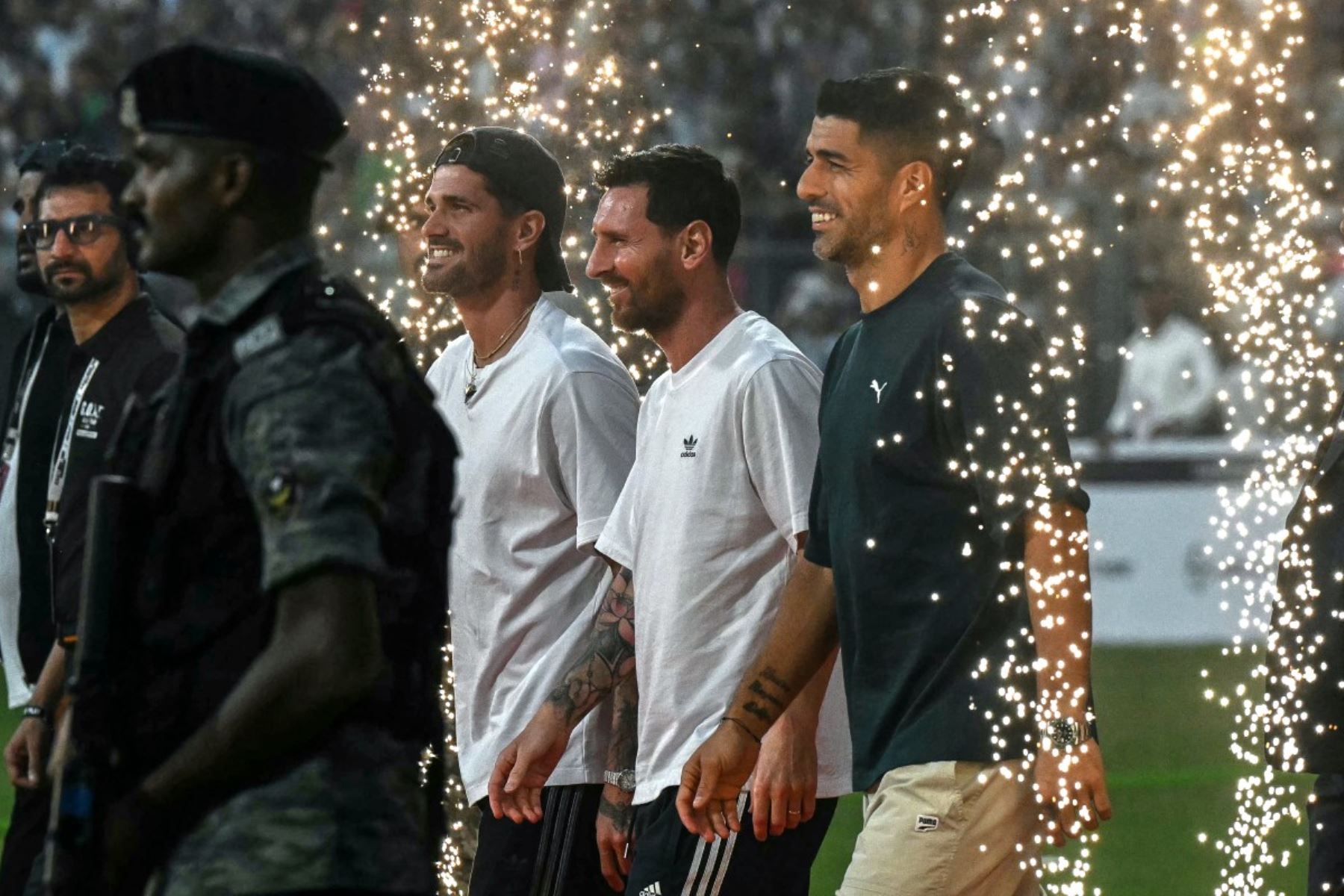 Los futbolistas argentinos Lionel Messi y Rodrigo De Paul  con el futbolista uruguayo Luis Suárez  llegan para asistir a un evento durante el Messi