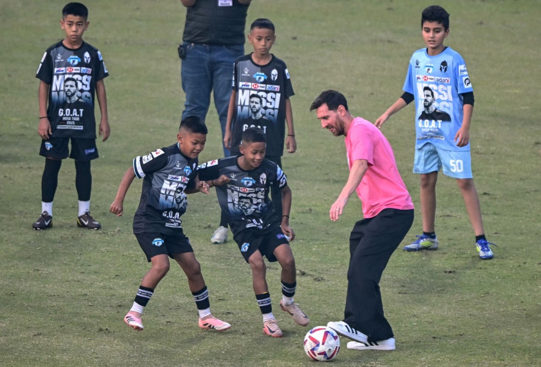El futbolista argentino Lionel Messi juega al fútbol con niños durante su GOAT Tour en el estadio Arun Jaitley en Nueva Delhi. Messi, de 38 años, superestrella de Argentina e Inter Miami, junto con sus compañeros de equipo del Inter Miami Luis Suárez y Rodrigo de Paul, son parte de un llamado GOAT Tour de una nación loca por el cricket. AFP
