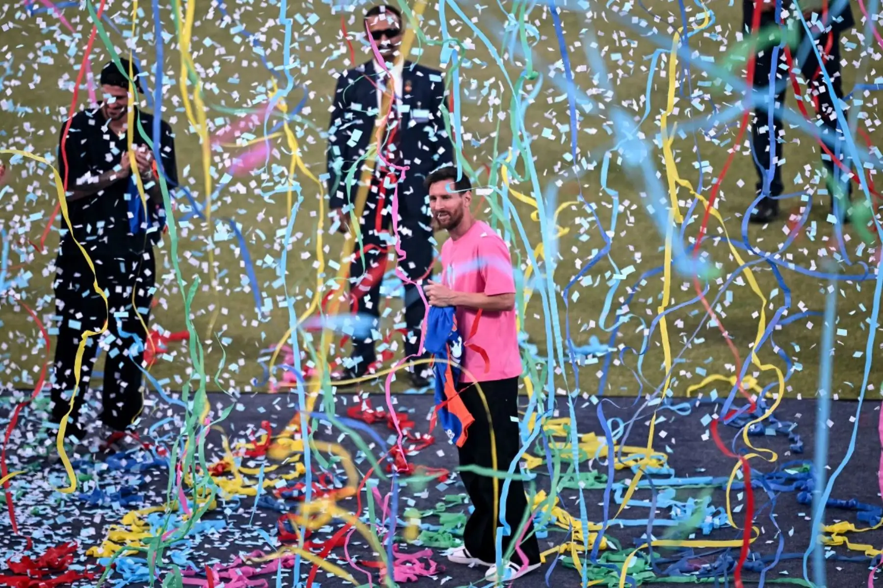 Tras agradecer a los enfervorecidos aficionados "todo el amor y el apoyo", la leyenda del fútbol Lionel Messi culminó este lunes su vertiginosa gira por India con una vuelta de honor en Nueva Delhi: "El cariño ha sido impresionante". AFP