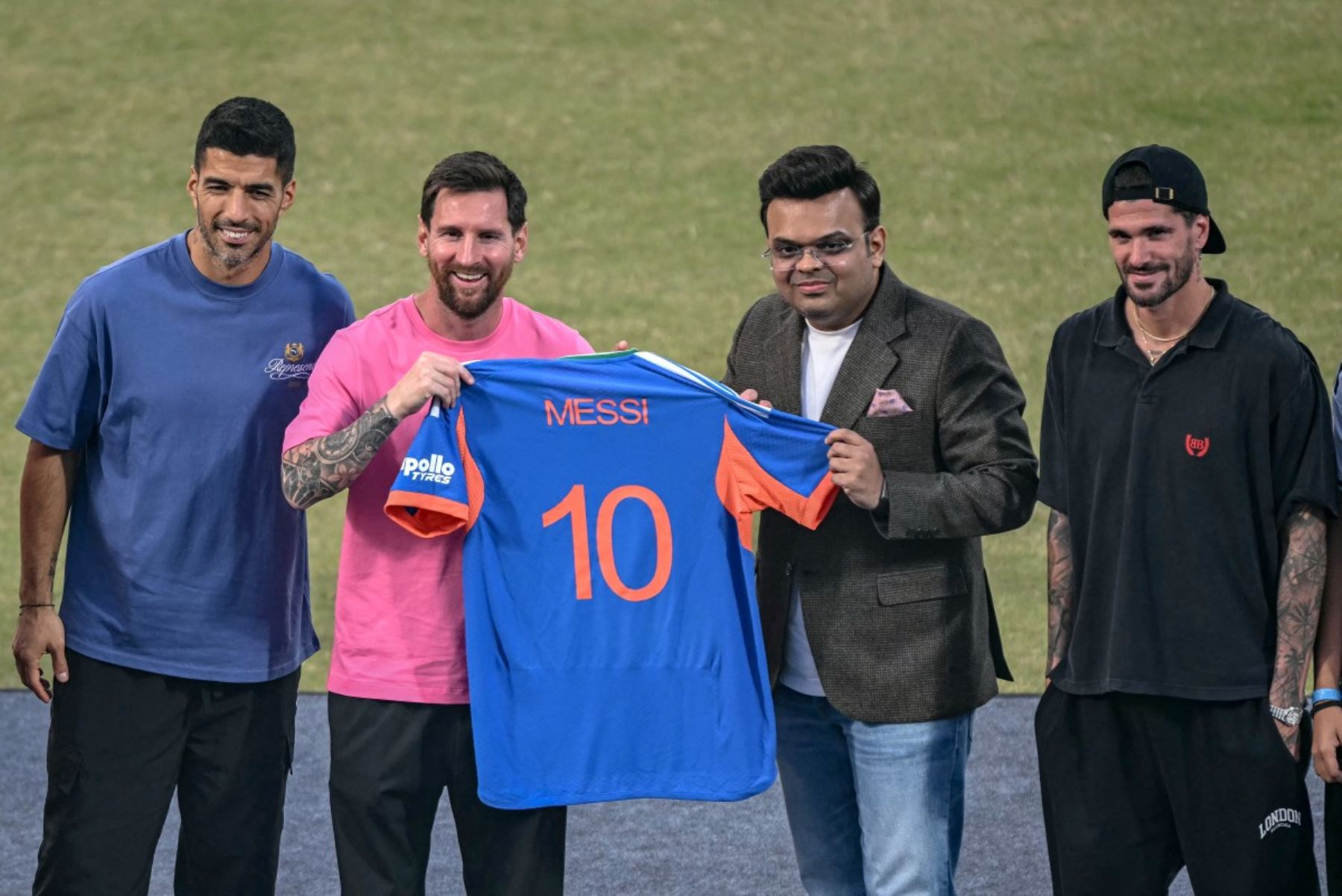 El argentino, acompañado por su compatriota Rodrigo de Paul y por el uruguayo Luis Suárez, compañeros en el Inter Miami, jugó fútbol con niños antes de recibir una camiseta de la selección india de manos del presidente del Consejo Internacional de Críquet (ICC), Jay Shah. AFP