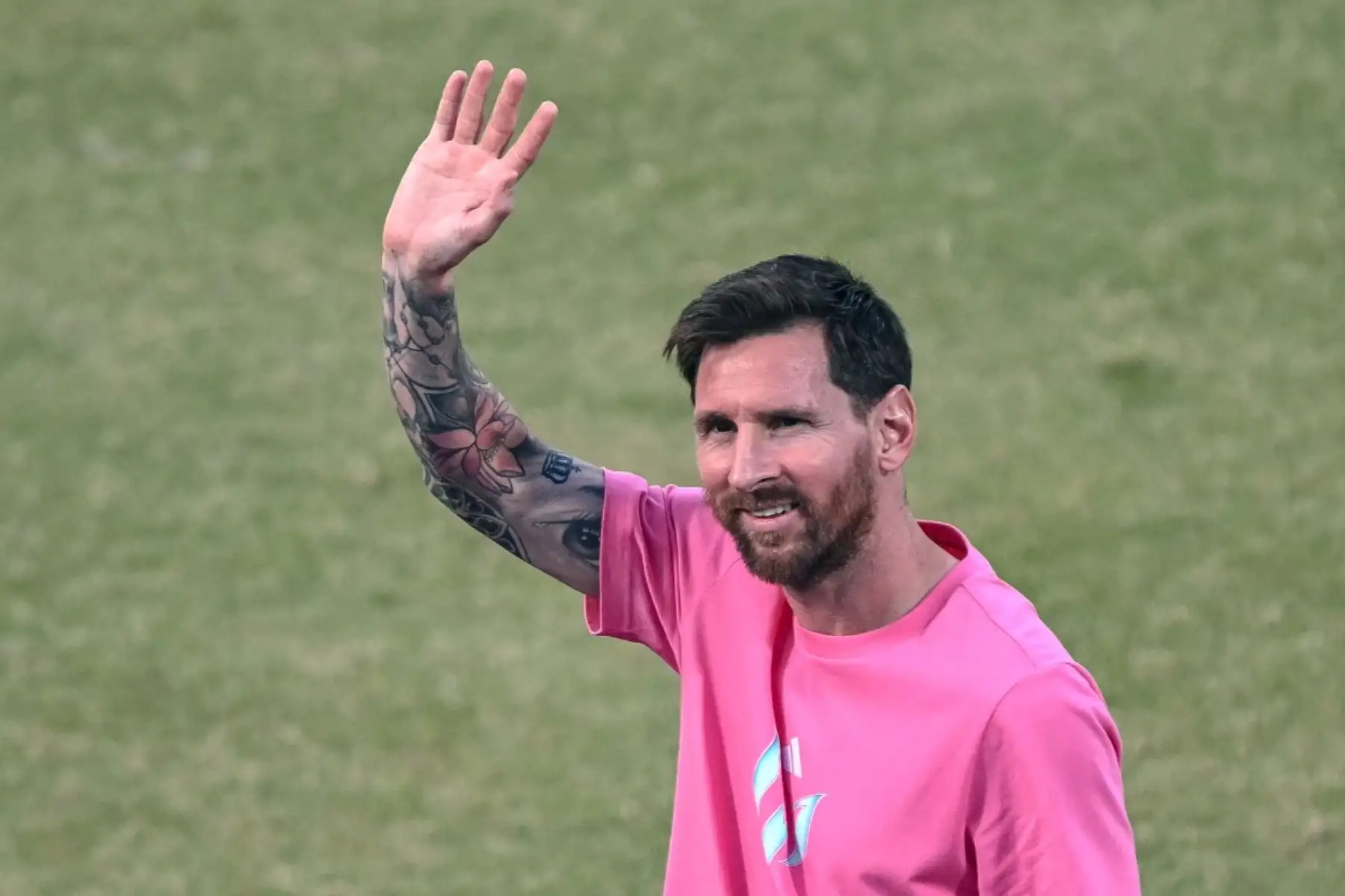 "Agradecerles el cariño de estos días en India. La verdad es que fue una gran experiencia, muy linda. Poder recibir todo el cariño, que ya sabía que tenían, de primera mano fue impresionante", dijo Messi a los espectadores. AFP