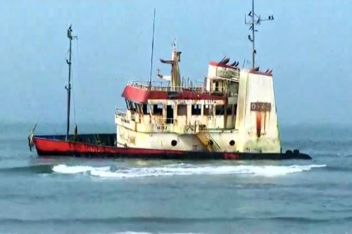 Dos adolescentes de 16 años desaparecieron luego de ingresar a una embarcación encallada, en la playa Costa Azul en Ventanilla, Callao. Foto: Captura TV