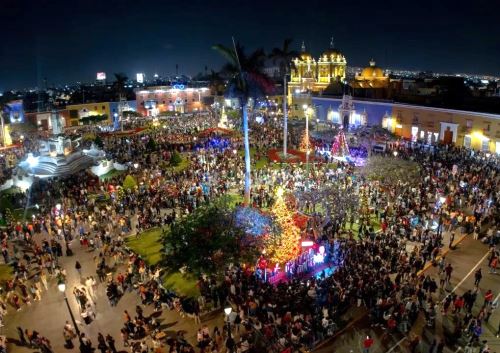 Cientos de familias abarrotaron este domingo 14 de diciembre la Plaza Mayor de Trujillo, capital de la región La Libertad, para presenciar el encendido de árboles y nacimientos como parte de la edición 25 del Festival de Luces y Colores. Foto: Cortesía Daniel Lázaro