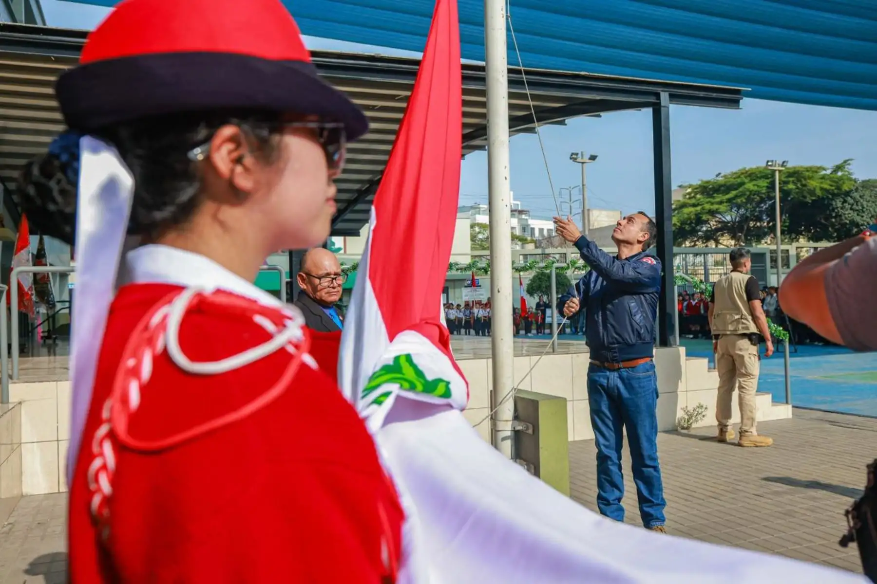 El presidente José Jerí participó en la ceremonia de izamiento del pabellón nacional en la Institución Educativa Juana Alarco de Dammert, en el distrito de Miraflores. Foto: ANDINA/Prensa Presidencia