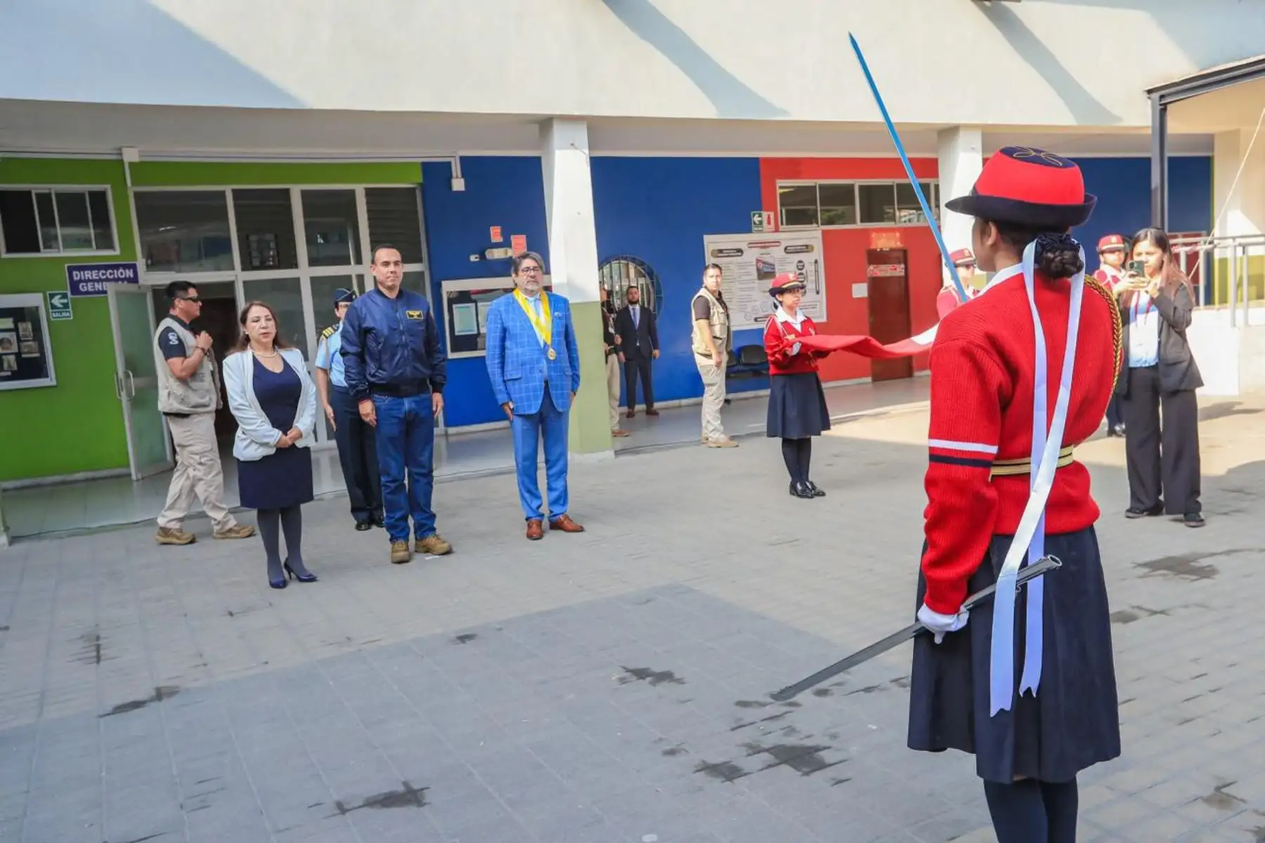 El presidente José Jerí participó en la ceremonia de izamiento del pabellón nacional en la Institución Educativa Juana Alarco de Dammert, en el distrito de Miraflores. Foto: ANDINA/Prensa Presidencia