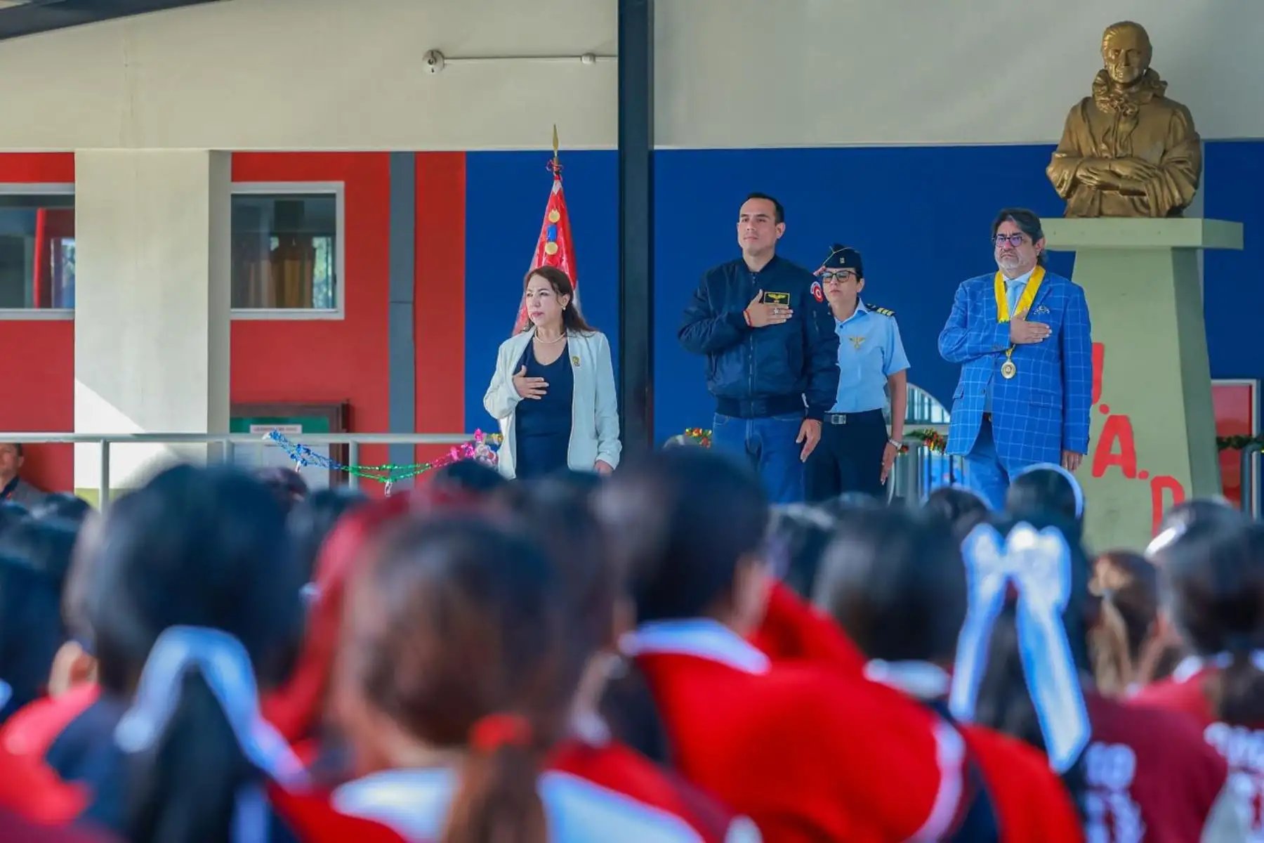 El presidente José Jerí participó en la ceremonia de izamiento del pabellón nacional en la Institución Educativa Juana Alarco de Dammert, en el distrito de Miraflores. Foto: ANDINA/Prensa Presidencia