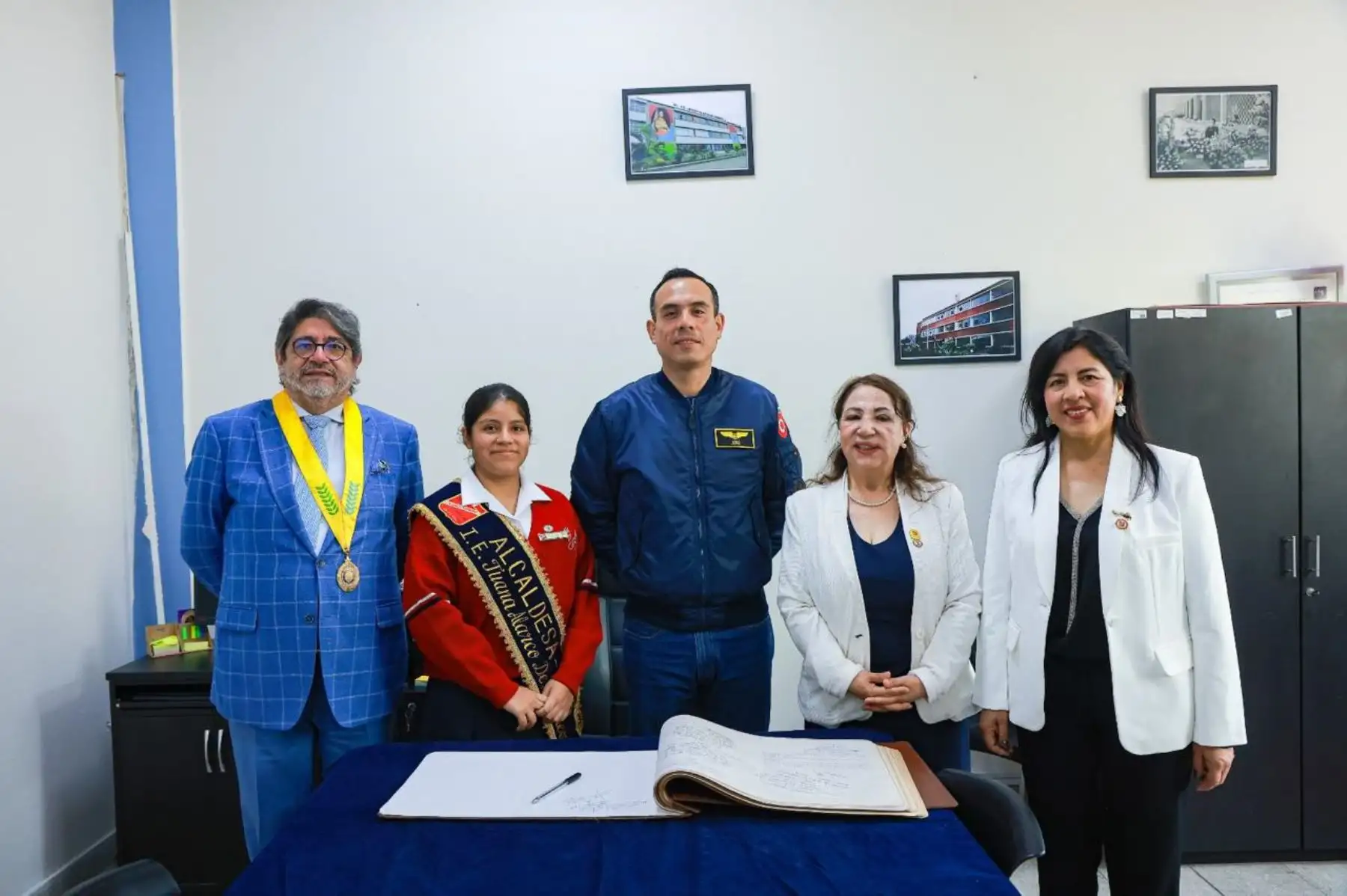 El presidente José Jerí participó en la ceremonia de izamiento del pabellón nacional en la Institución Educativa Juana Alarco de Dammert, en el distrito de Miraflores. Foto: ANDINA/Prensa Presidencia