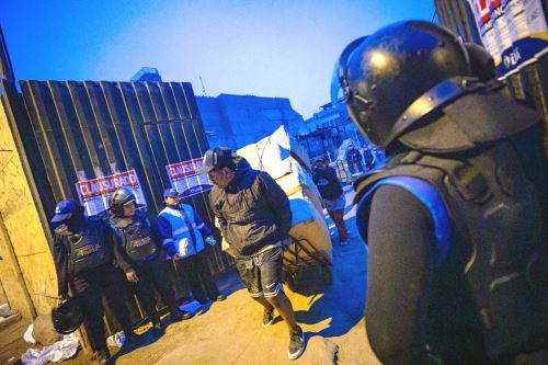 Mesa Redonda: Municipalidad de Lima clausura almacén clandestino. Foto: ANDINA/Difusión.