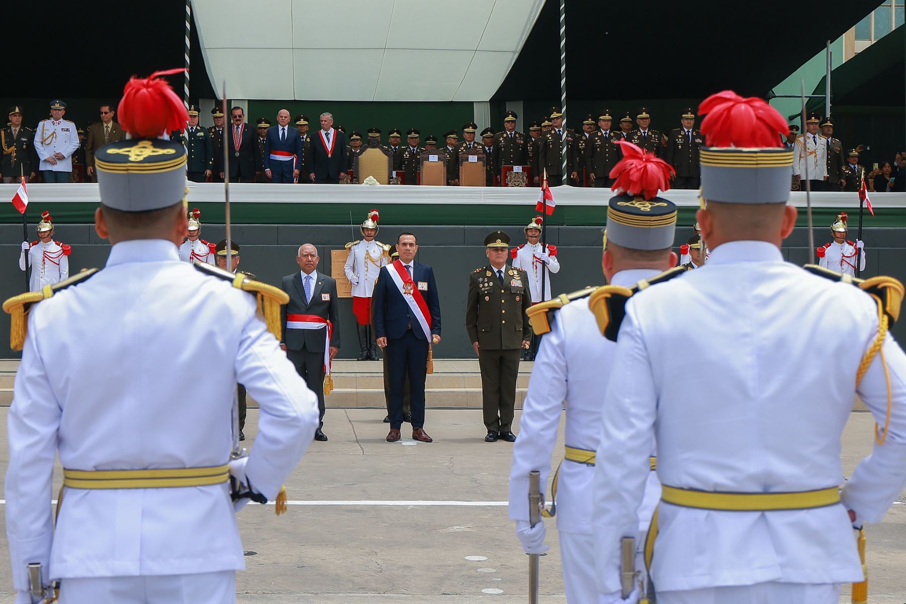 El presidente de la República, José Jerí, acompañado del presidente del Consejo de Ministros, Ernesto Álvarez Miranda, y del ministro de Defensa, César Díaz Peche, participó en la ceremonia de graduación de 246 nuevos oficiales de la Escuela Militar de Chorrillos. Foto: ANDINA/Prensa Presidencia