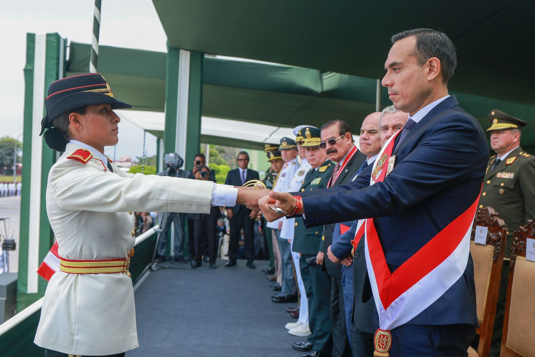 El presidente de la República, José Jerí, acompañado del presidente del Consejo de Ministros, Ernesto Álvarez Miranda, y del ministro de Defensa, César Díaz Peche, participó en la ceremonia de graduación de 246 nuevos oficiales de la Escuela Militar de Chorrillos. Foto: ANDINA/Prensa Presidencia