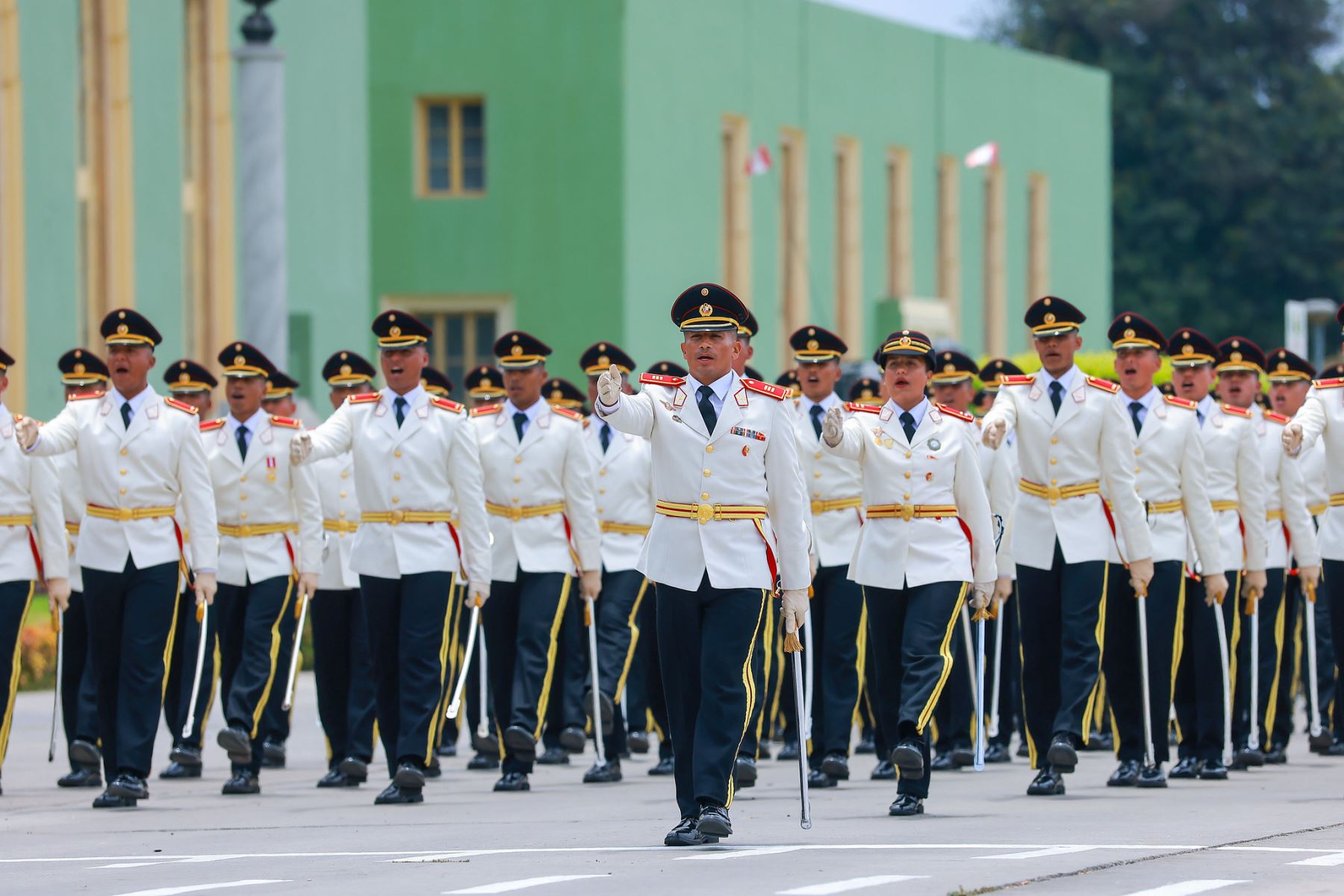 El presidente de la República, José Jerí, acompañado del presidente del Consejo de Ministros, Ernesto Álvarez Miranda, y del ministro de Defensa, César Díaz Peche, participó en la ceremonia de graduación de 246 nuevos oficiales de la Escuela Militar de Chorrillos. Foto: ANDINA/Prensa Presidencia