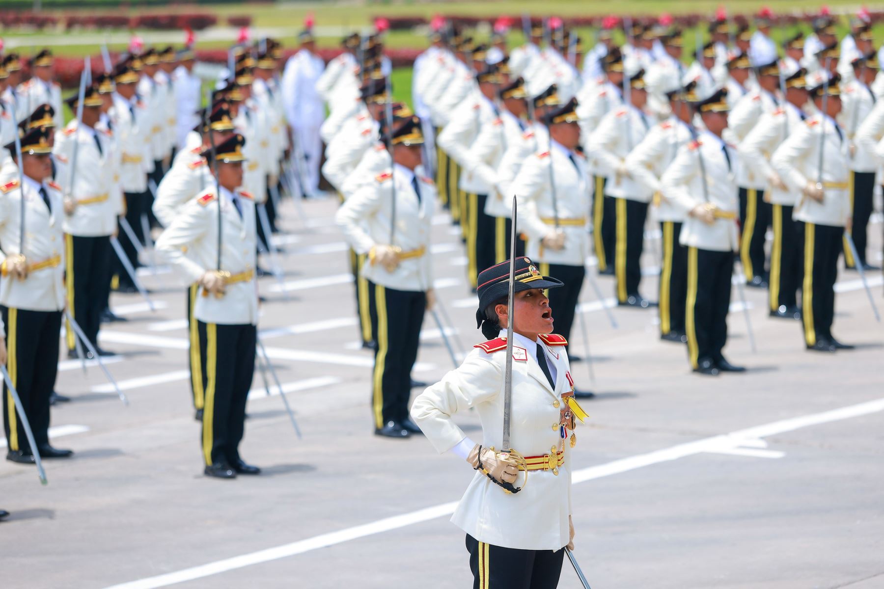 El presidente de la República, José Jerí, acompañado del presidente del Consejo de Ministros, Ernesto Álvarez Miranda, y del ministro de Defensa, César Díaz Peche, participó en la ceremonia de graduación de 246 nuevos oficiales de la Escuela Militar de Chorrillos. Foto: ANDINA/Prensa Presidencia