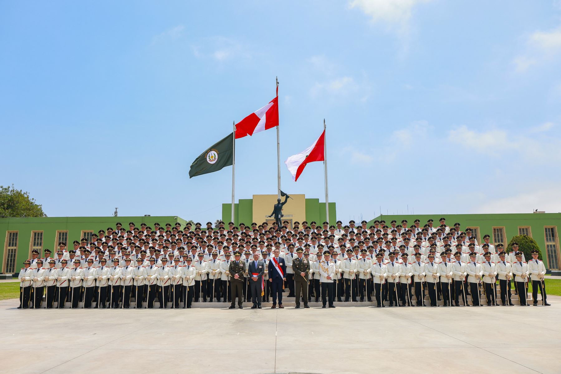 El presidente de la República, José Jerí, acompañado del presidente del Consejo de Ministros, Ernesto Álvarez Miranda, y del ministro de Defensa, César Díaz Peche, participó en la ceremonia de graduación de 246 nuevos oficiales de la Escuela Militar de Chorrillos. Foto: ANDINA/Prensa Presidencia