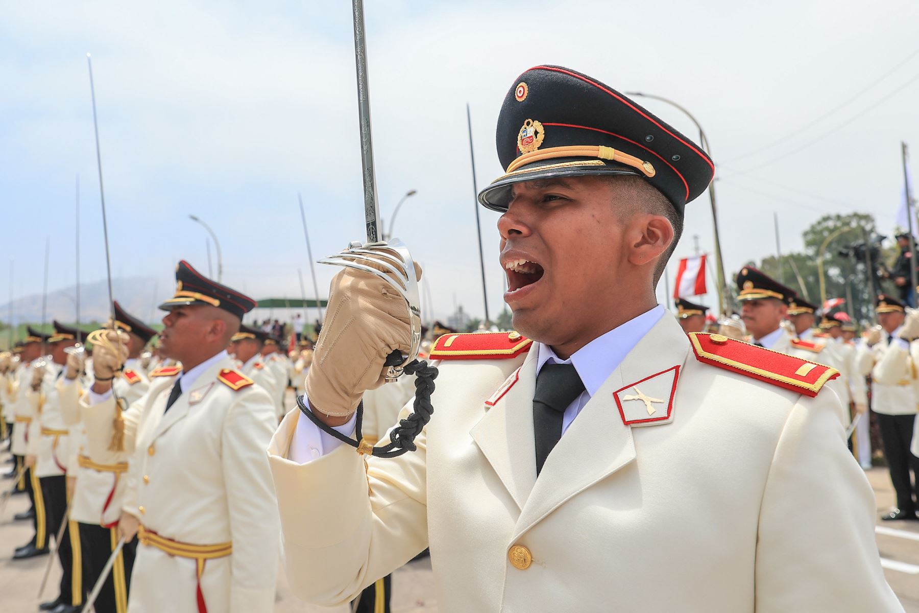 El presidente de la República, José Jerí, acompañado del presidente del Consejo de Ministros, Ernesto Álvarez Miranda, y del ministro de Defensa, César Díaz Peche, participó en la ceremonia de graduación de 246 nuevos oficiales de la Escuela Militar de Chorrillos. Foto: ANDINA/Prensa Presidencia