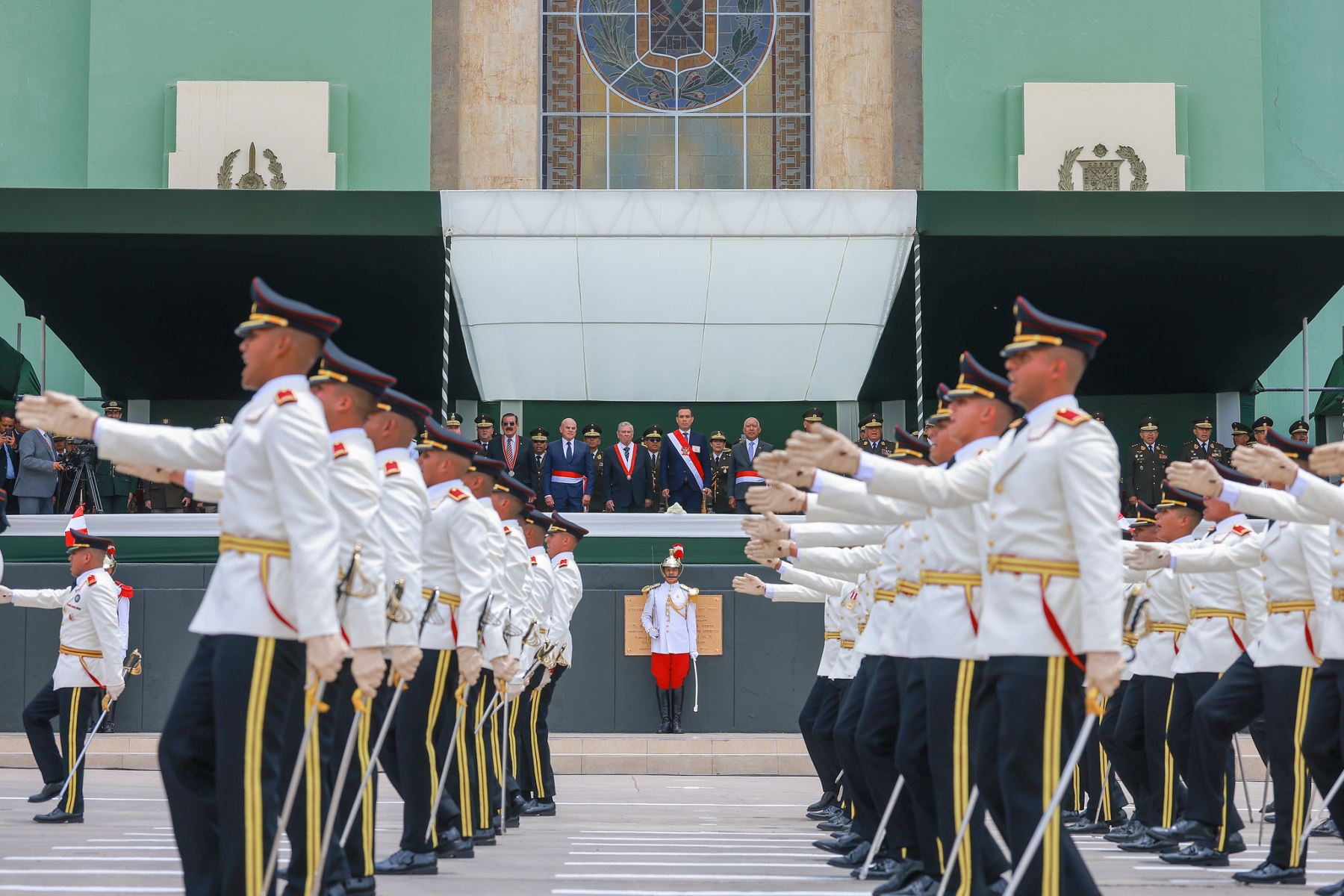 El presidente de la República, José Jerí, acompañado del presidente del Consejo de Ministros, Ernesto Álvarez Miranda, y del ministro de Defensa, César Díaz Peche, participó en la ceremonia de graduación de 246 nuevos oficiales de la Escuela Militar de Chorrillos. Foto: ANDINA/Prensa Presidencia