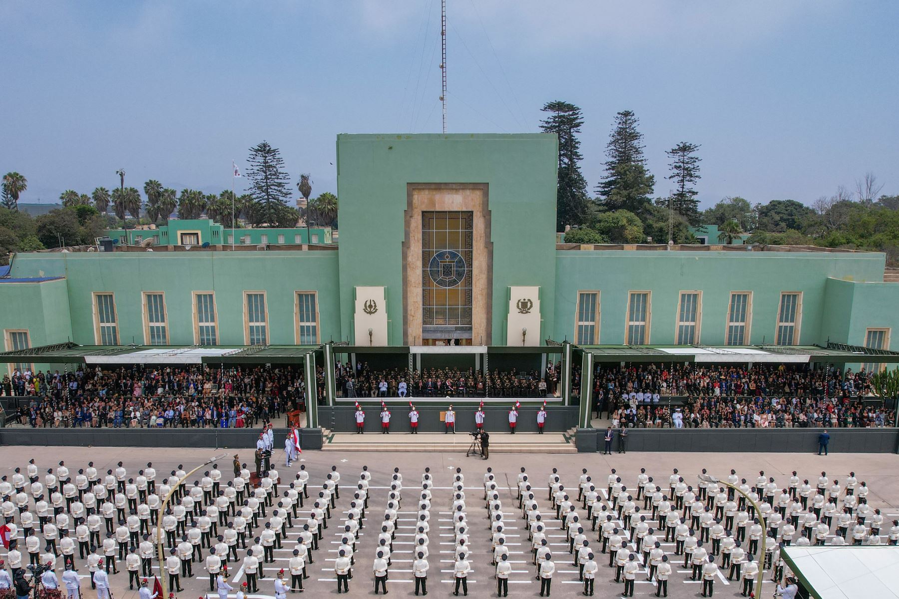 El presidente de la República, José Jerí, acompañado del presidente del Consejo de Ministros, Ernesto Álvarez Miranda, y del ministro de Defensa, César Díaz Peche, participó en la ceremonia de graduación de 246 nuevos oficiales de la Escuela Militar de Chorrillos. Foto: ANDINA/Prensa Presidencia